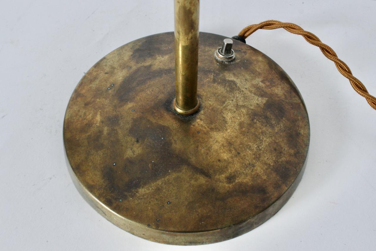 Mutual Sunset Lamp Co. Lámpara de mesa totalmente de latón, circa 1960 en venta 9