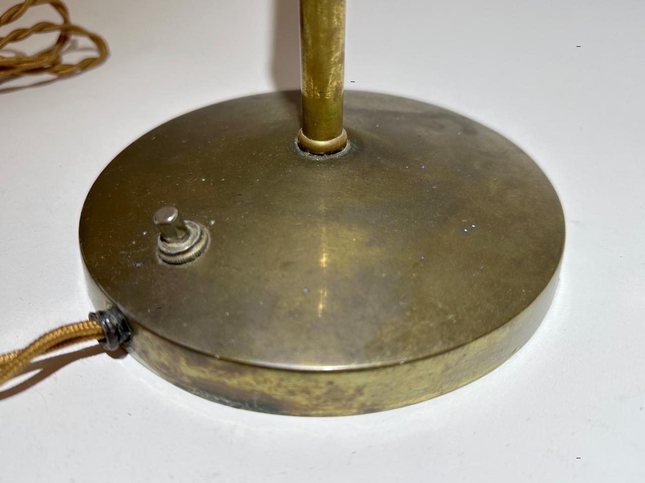 Mutual Sunset Lamp Co. Lámpara de mesa totalmente de latón, circa 1960 en venta 10