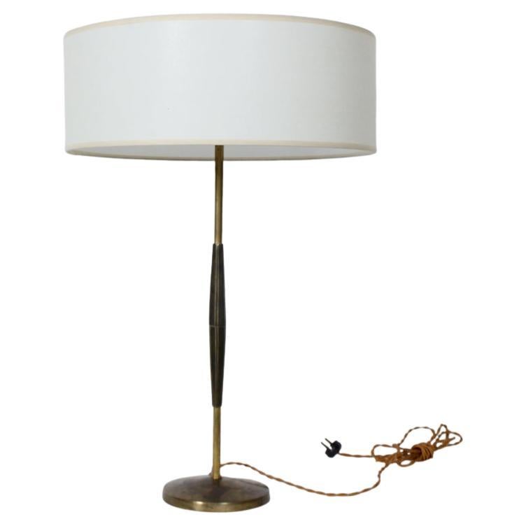 Esbelta lámpara americana de mediados de siglo Mutual Sunset Lamp Co. Lámpara de mesa. Con una esbelta forma A con detalle de latón en la cintura. Casquillos de latón de doble racimo. 25,75 de altura hasta la parte superior del remate original. 22 H