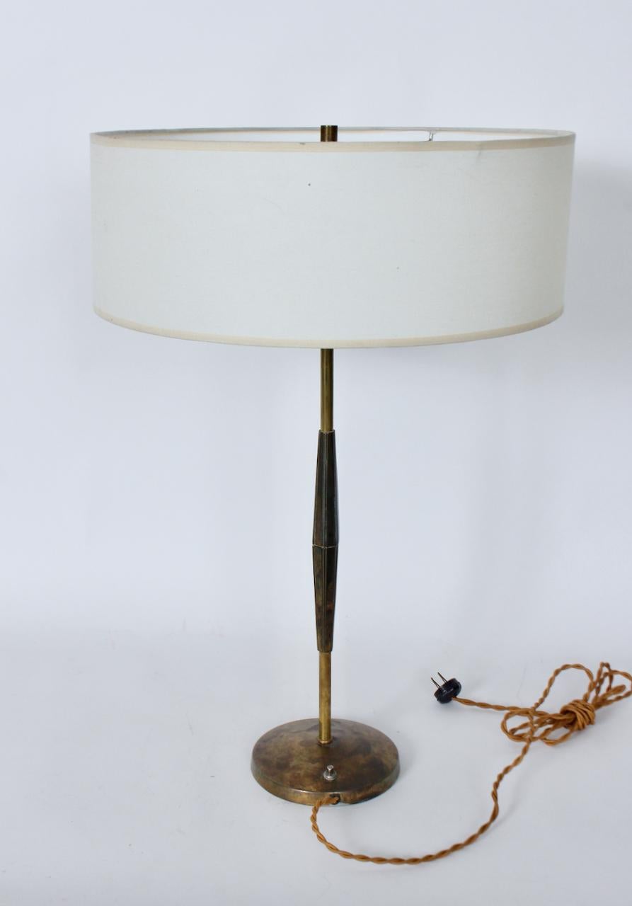 Mutual Sunset Lamp Co. Lámpara de mesa totalmente de latón, circa 1960 mediados del siglo XX en venta