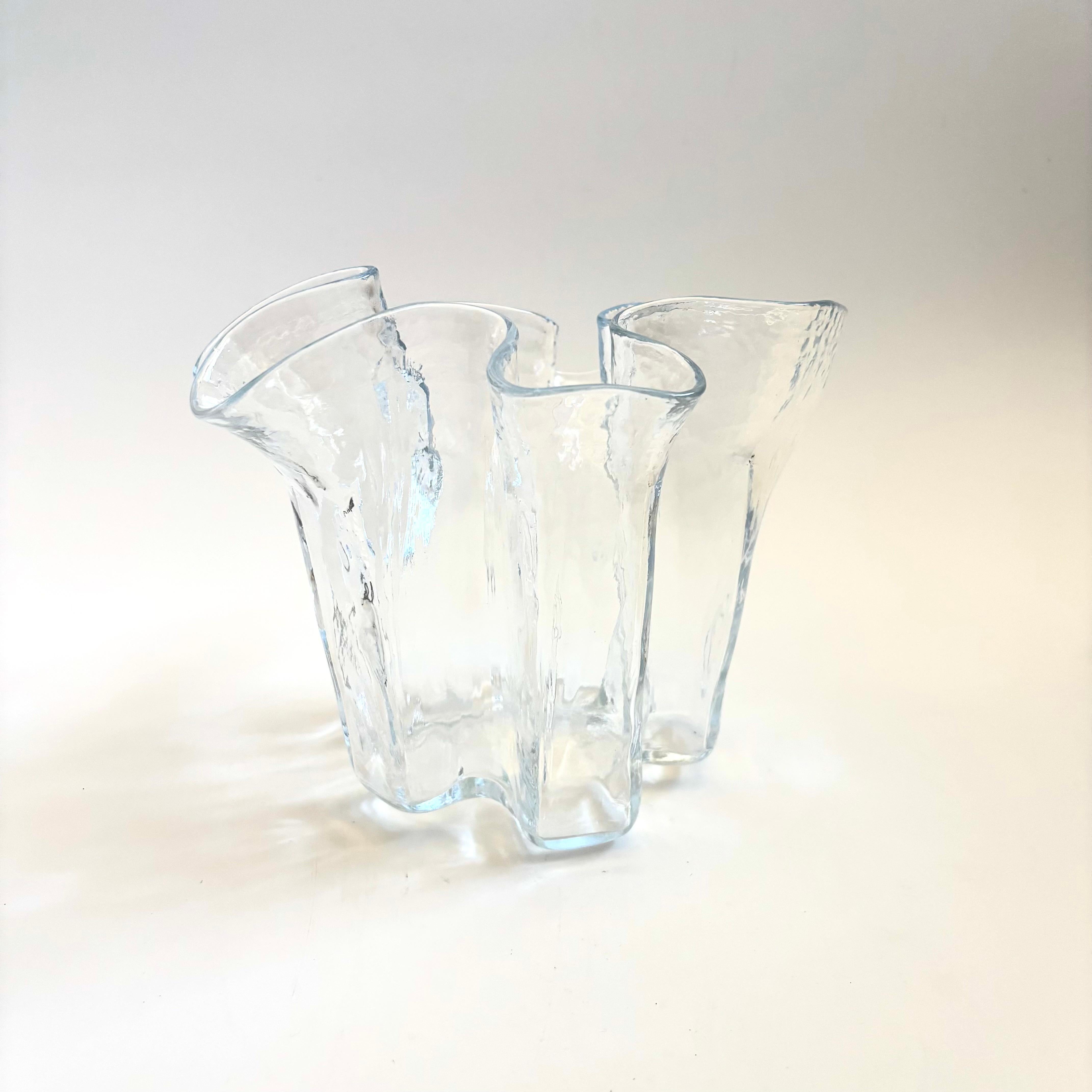 Muurla Finnland Glas-Taschentuch-Vase (Postmoderne) im Angebot