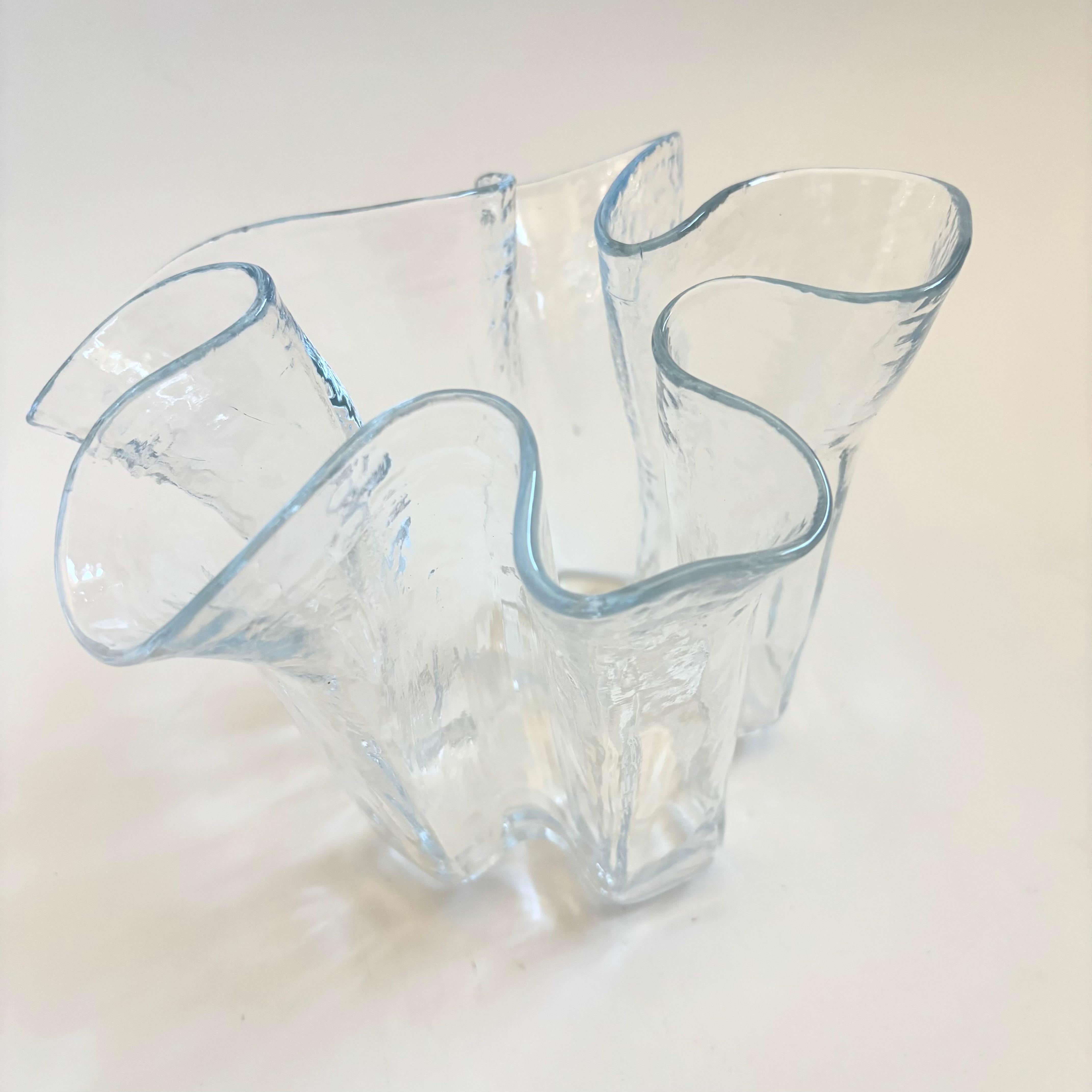 Muurla Finnland Glas-Taschentuch-Vase (Finnisch) im Angebot