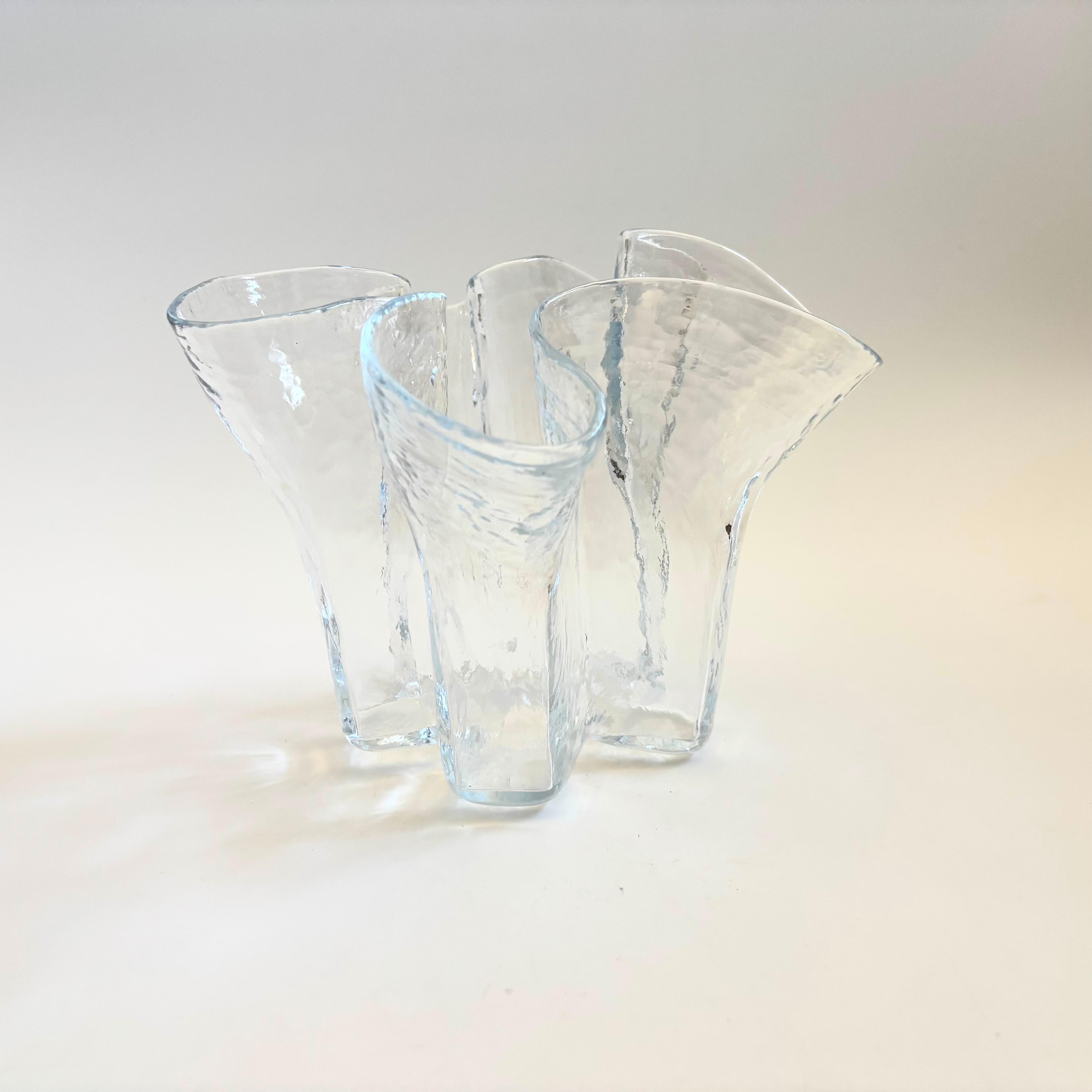 Muurla Finnland Glas-Taschentuch-Vase im Angebot 1