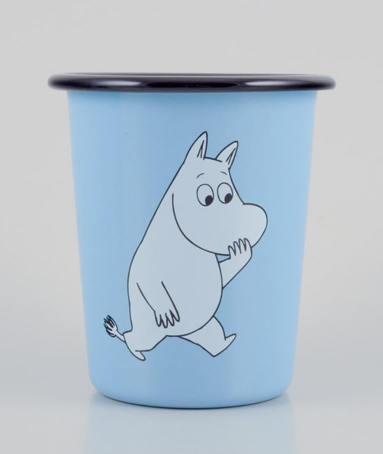 Muurla, Finland. Three enamel mugs featuring motifs of Moomin trolls. In Excellent Condition For Sale In København, Copenhagen