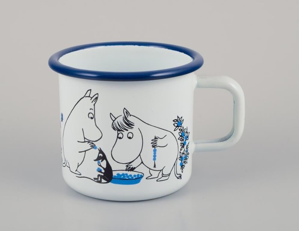Muurla, Finland. Two enamel mugs featuring illustrations of Moomins In Excellent Condition For Sale In København, Copenhagen