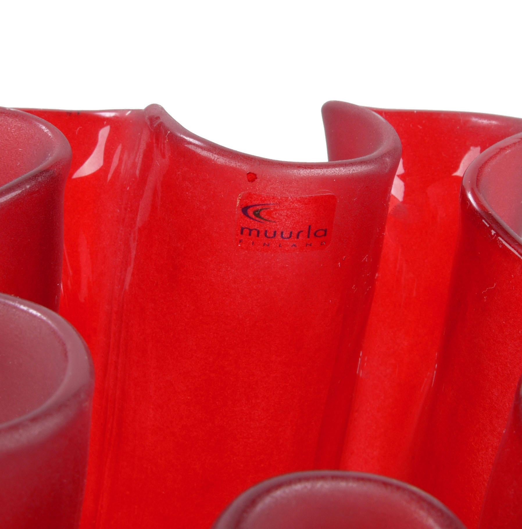Fait main Muurla - Vase en verre d'art rouge à manches volantés - Scandinavian Modern Finlande en vente