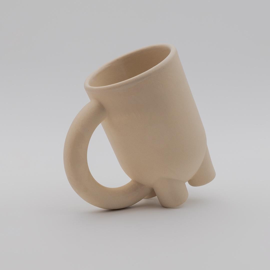 Diese hohe Tasse aus Steingut ist von den Kaffeetraditionen Italiens und des Irans inspiriert und hat einen modernen Geist. Einfache geometrische Formen, klare Linien und ein einzigartiges Design machen mUUUUg sowohl zu einem dekorativen Objekt als