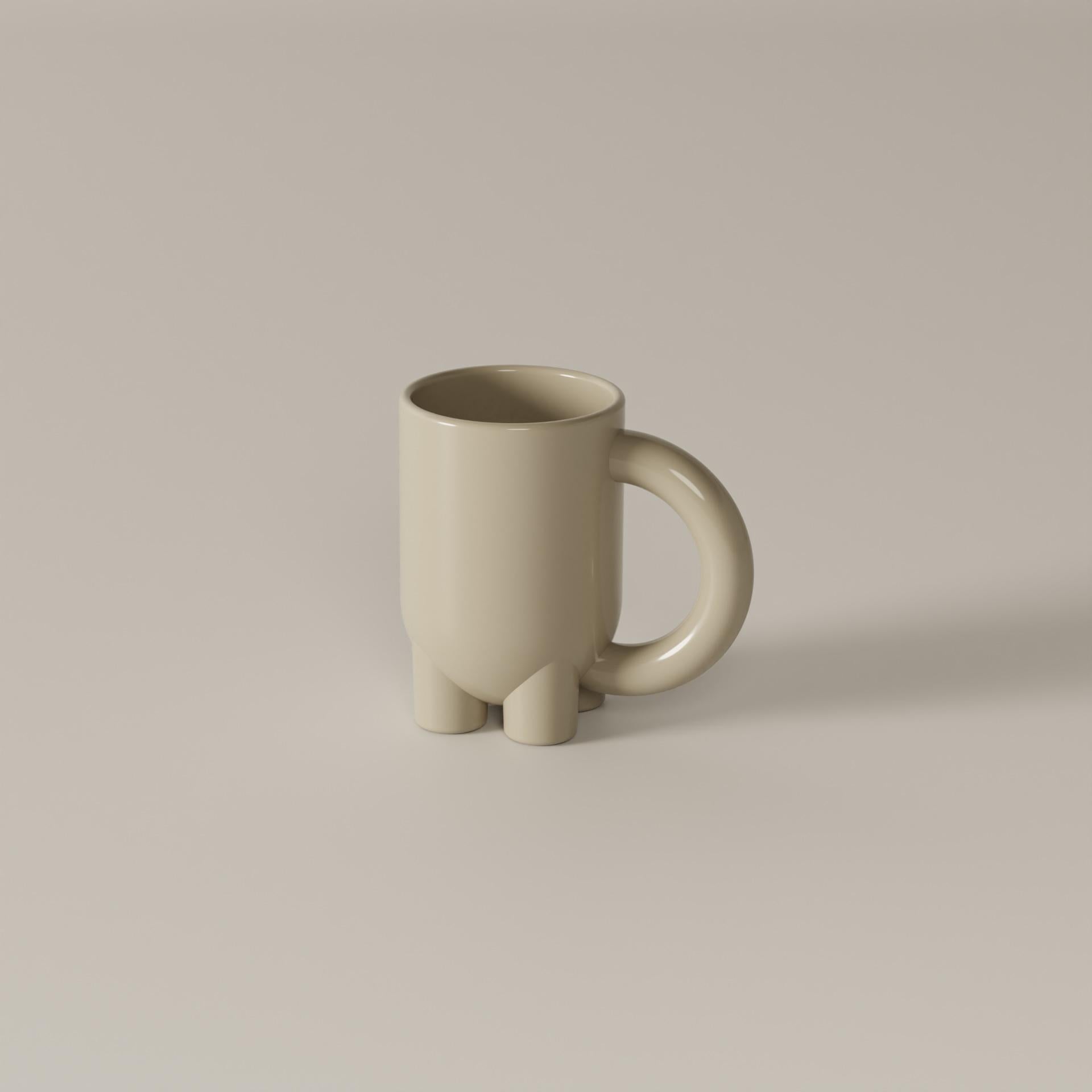 Diese hohe Tasse aus Steingut ist von den Kaffeetraditionen Italiens und des Irans inspiriert und hat einen modernen Geist. Einfache geometrische Formen, klare Linien und ein einzigartiges Design machen mUUUUg sowohl zu einem dekorativen Objekt als