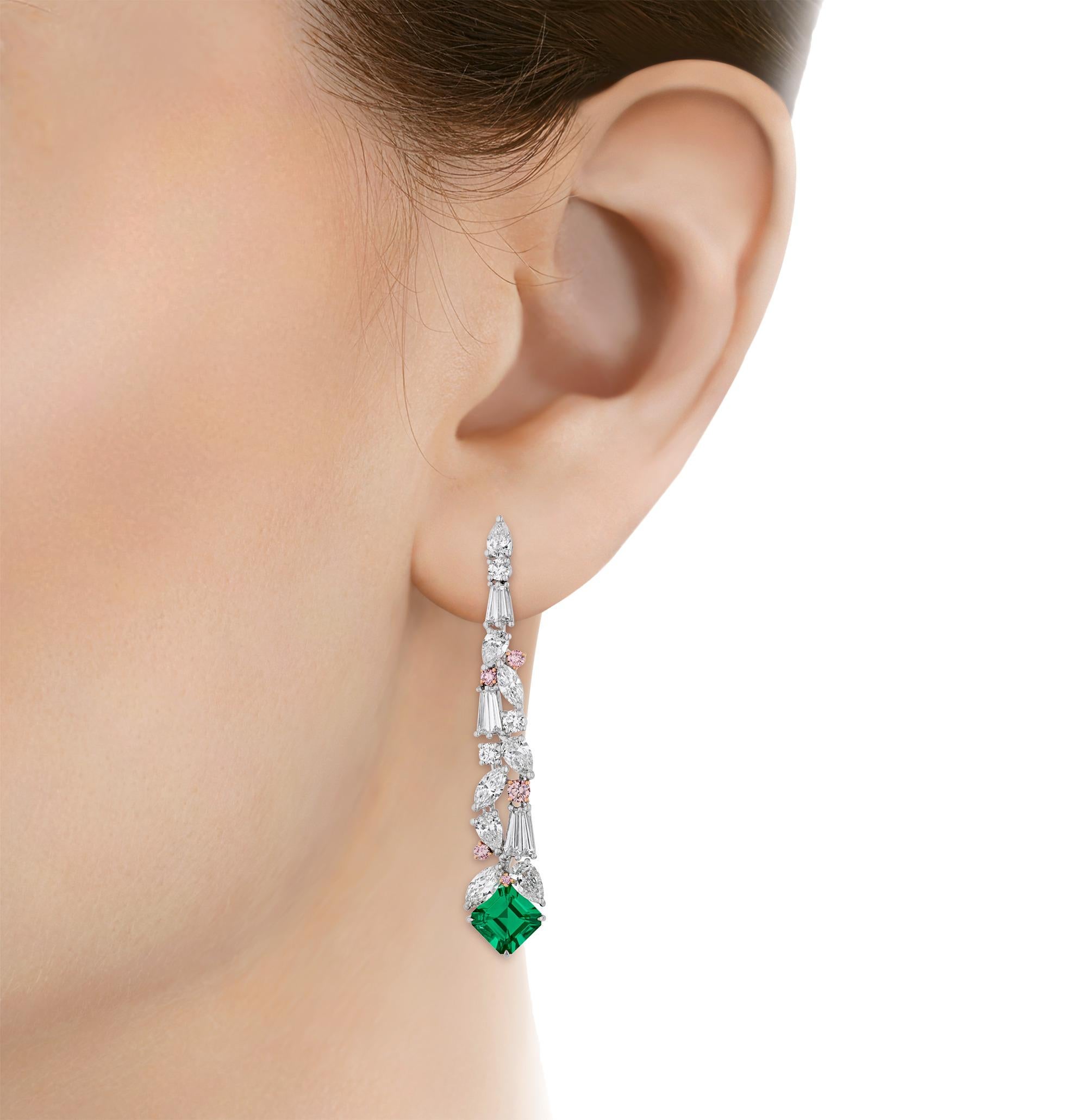 Gli smeraldi più ambiti al mondo provengono dalle leggendarie miniere di Muzo Emerald Colombia, mentre i diamanti rosa più pregiati provengono dalle miniere di Argyle, ormai chiuse, in Australia. Questi straordinari orecchini riuniscono entrambi i