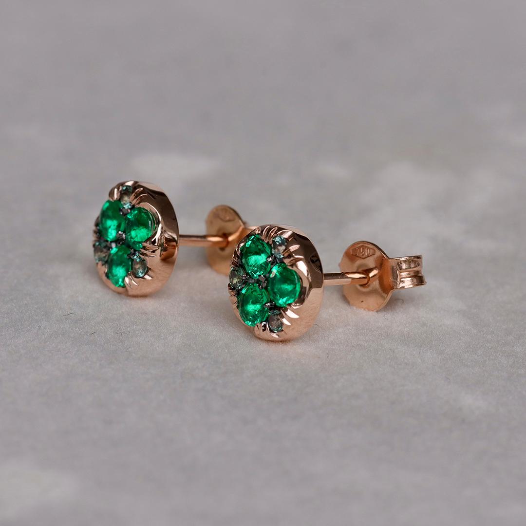 Contemporary Muzo Colombian Emerald Alexandrite Rose Gold Stud Earrings For Sale
