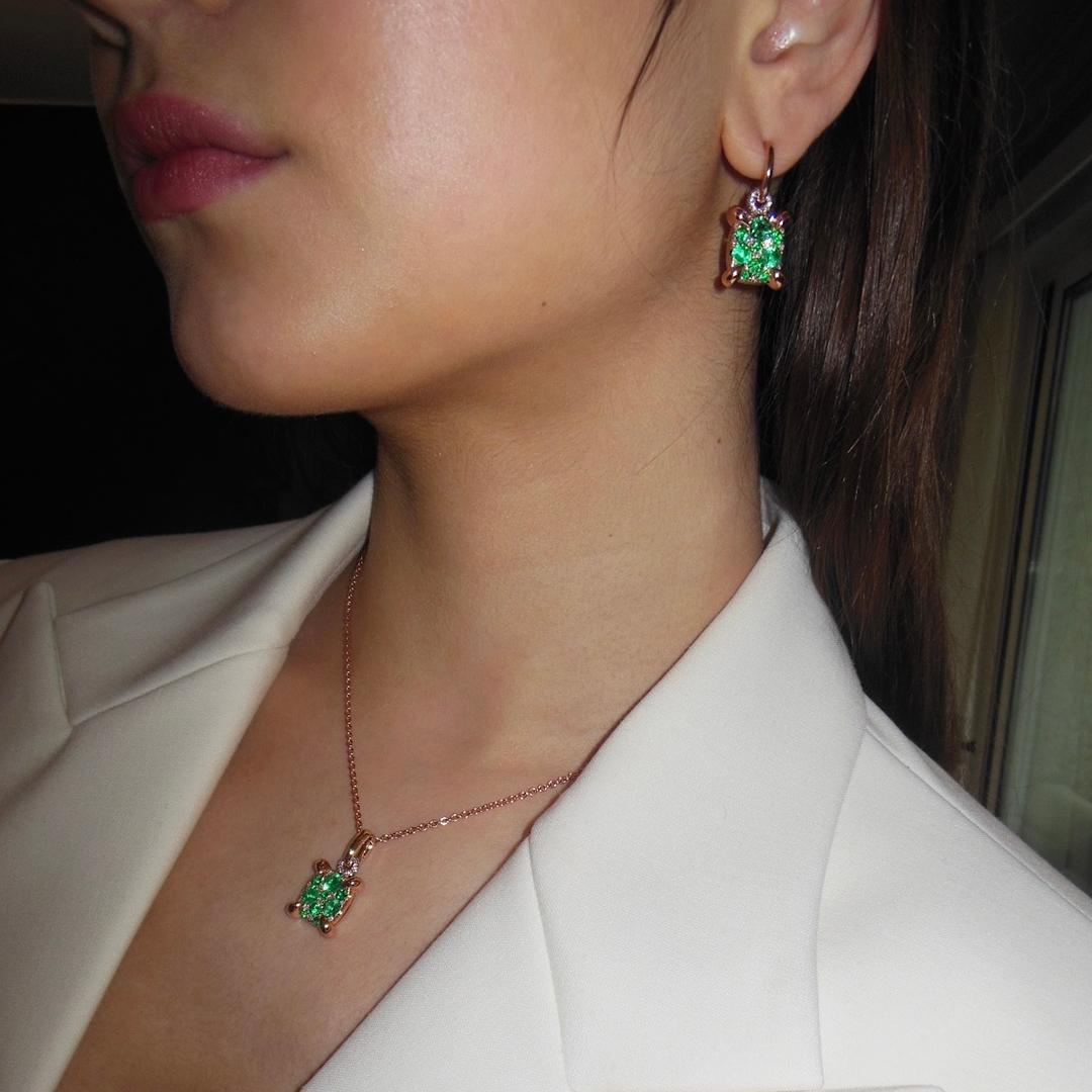 Muzo Colombian Emerald Diamond Charm Drop earrings (boucles d'oreilles pendantes) en vente 5