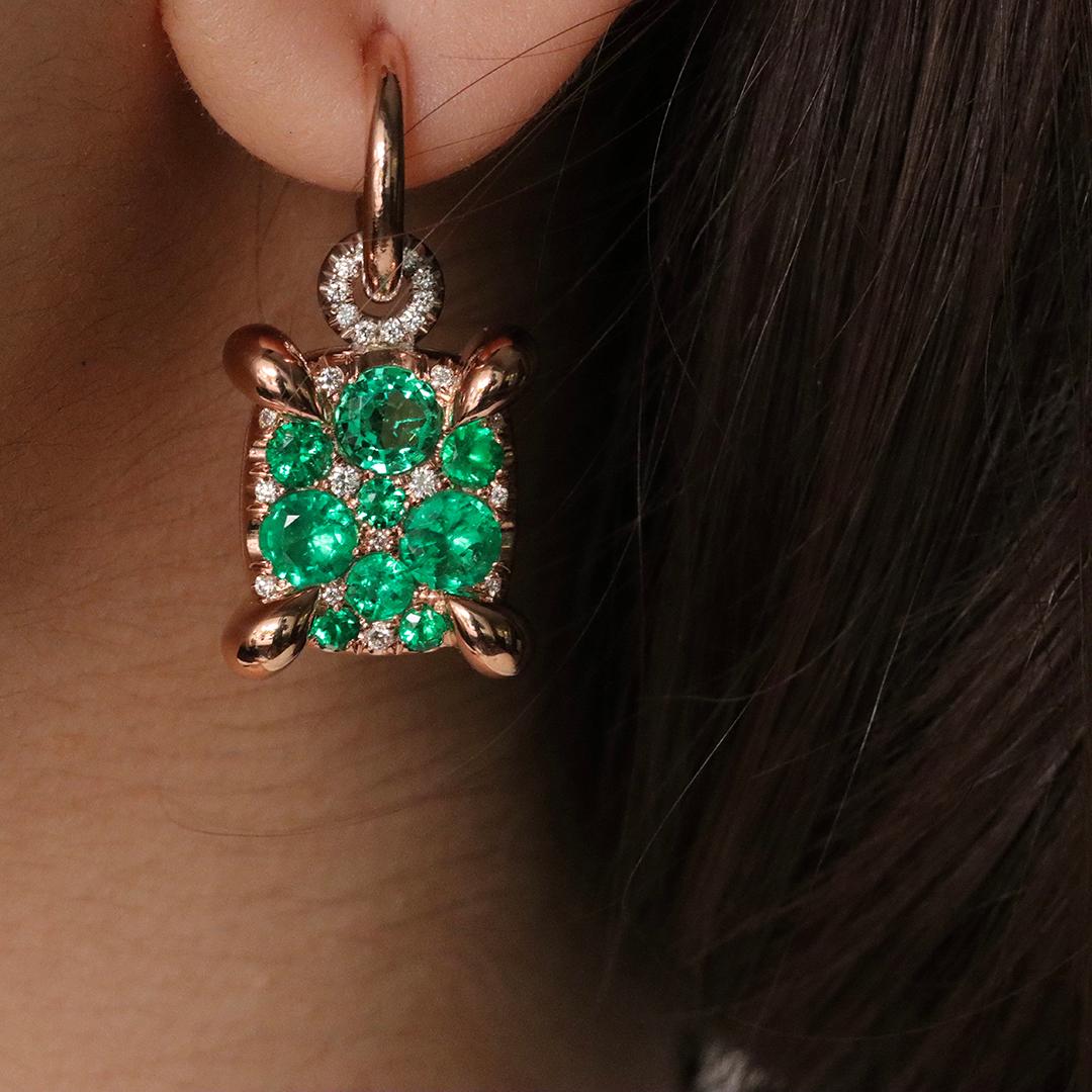 Muzo Colombian Emerald Diamond Charm Drop earrings (boucles d'oreilles pendantes) en vente 7