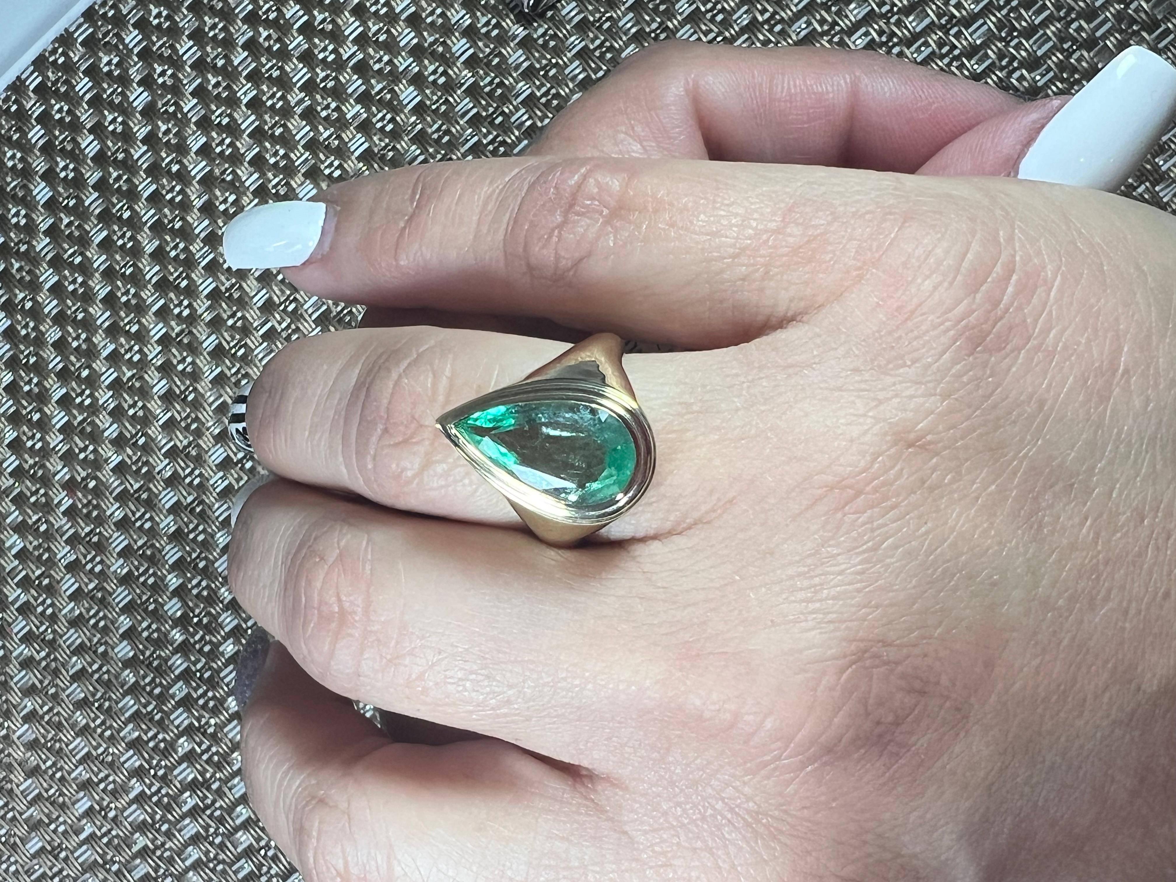  Muzo Colombian Emerald Pear Shape Bezel Set Yellow Gold Engagement Bridal Ring  For Sale 2
