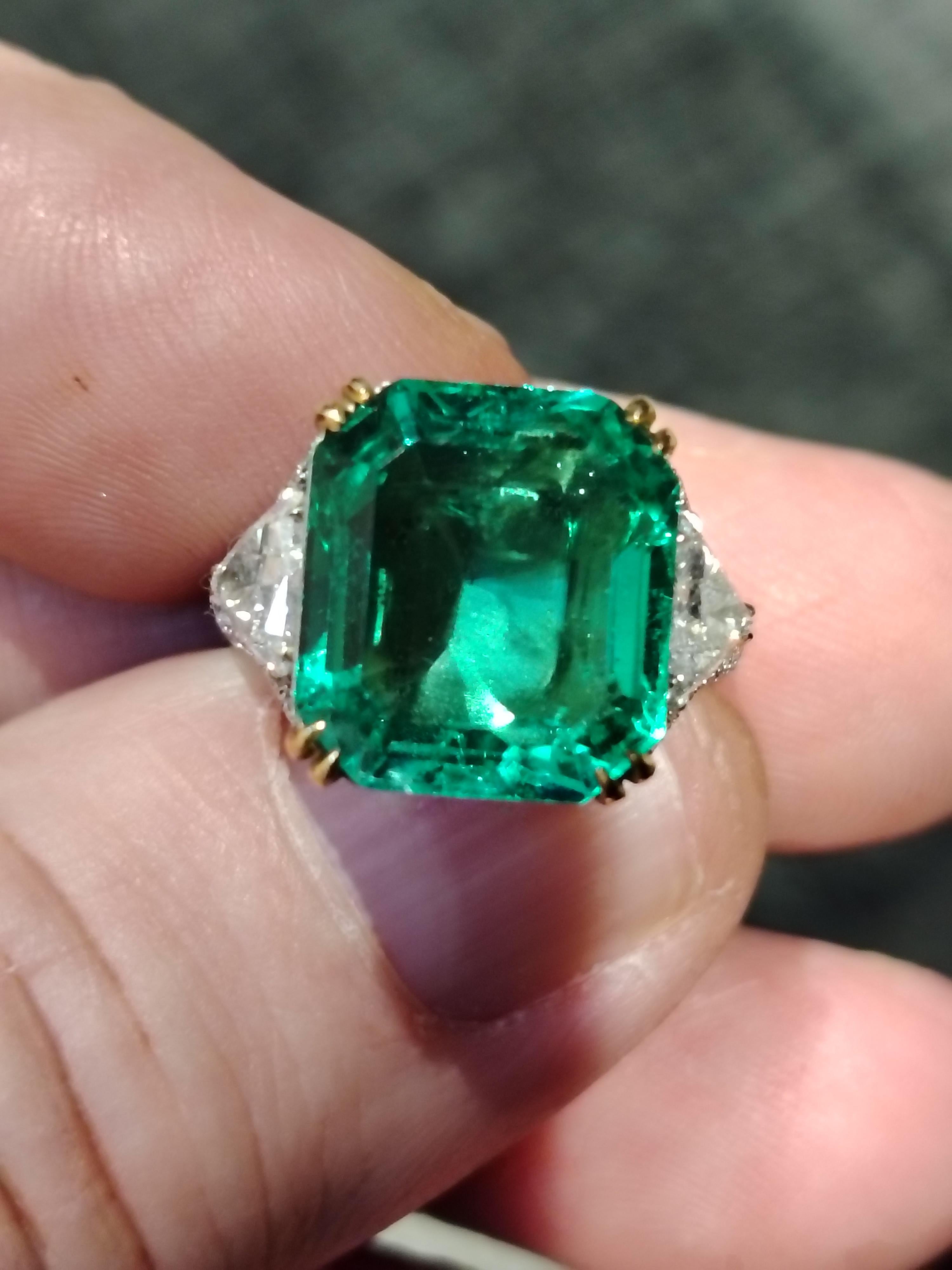 Contemporary Muzo Colombian insignificant old Mine cut 9.47 carat emerald ring For Sale