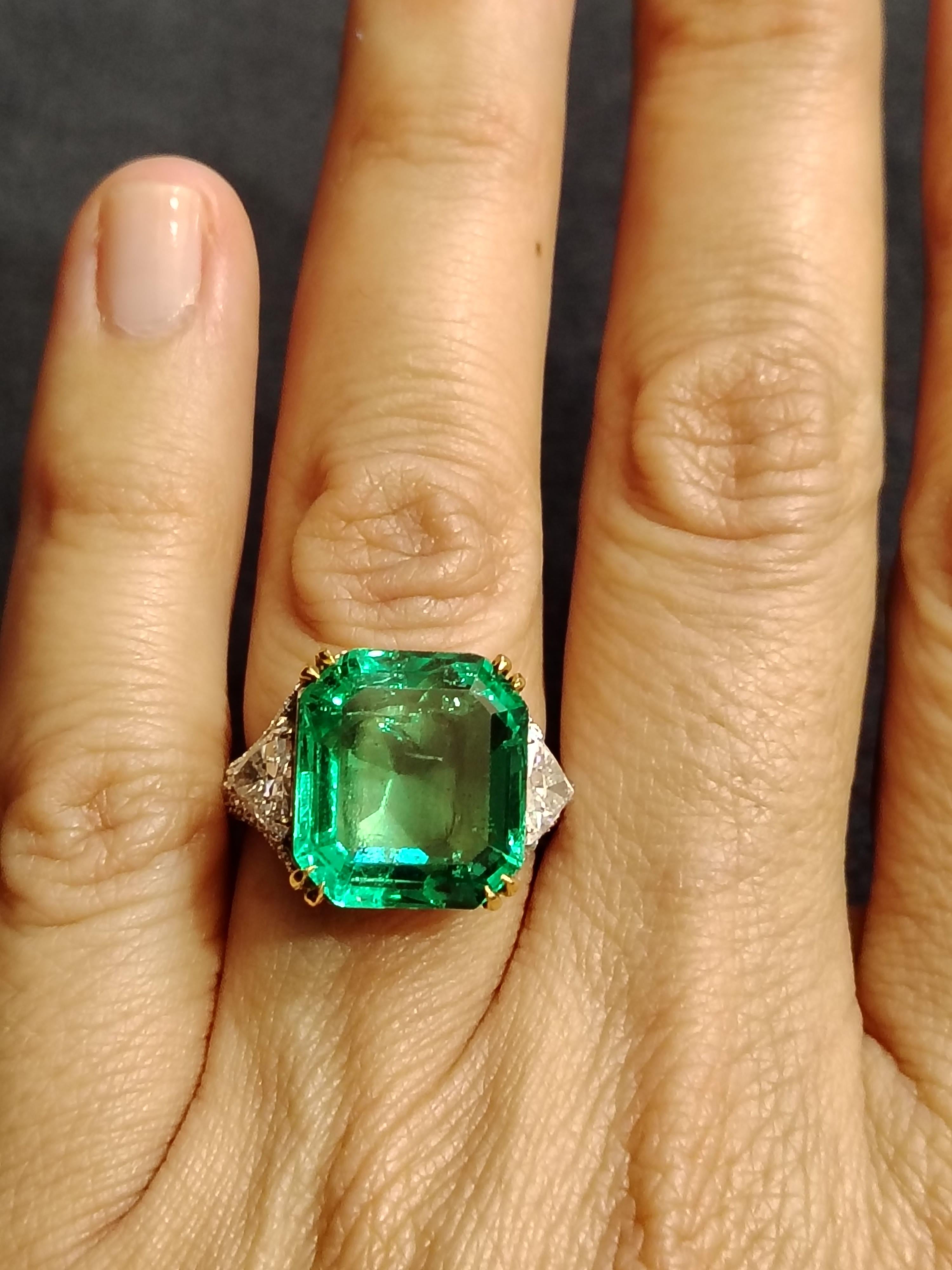 Muzo Colombian insignificant old Mine cut 9.47 carat emerald ring In Good Condition For Sale In London, GB