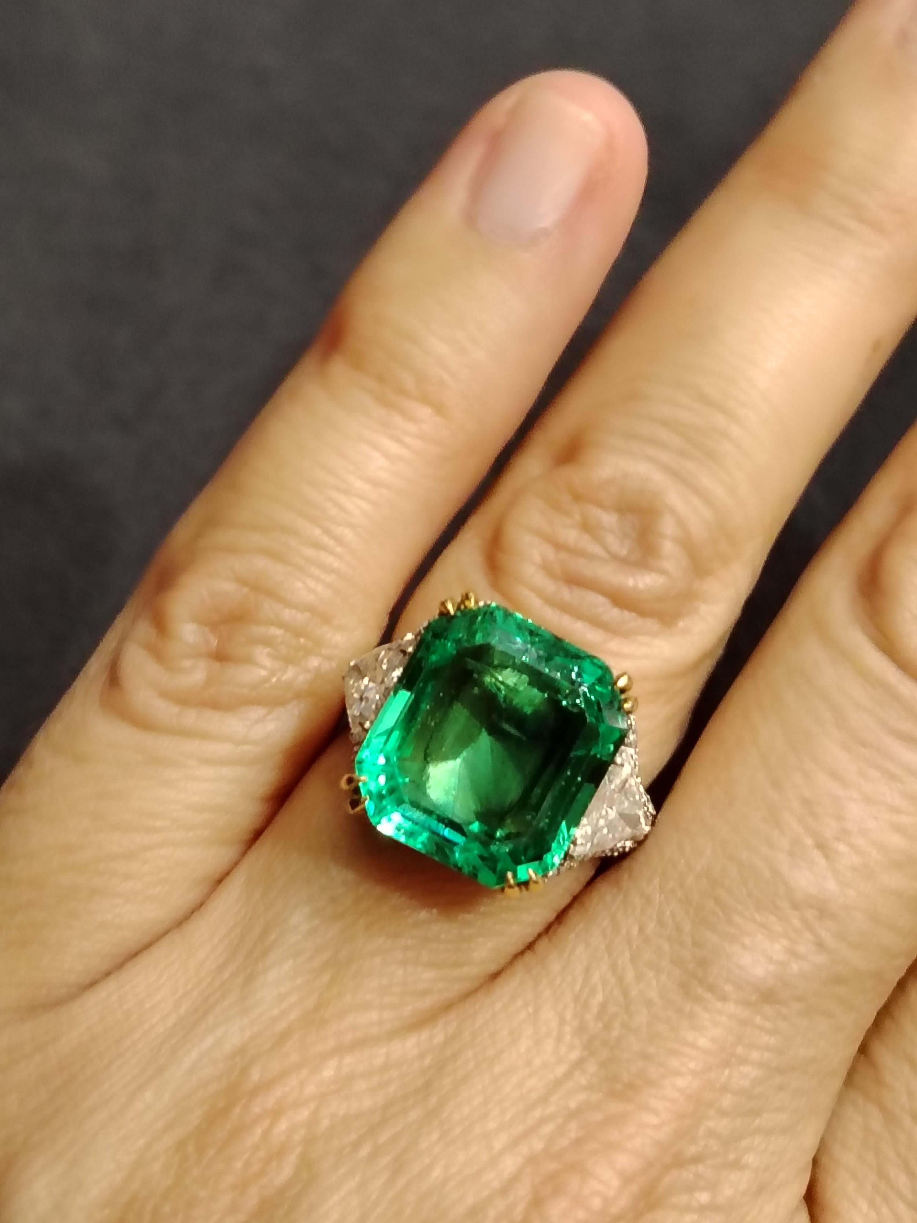 Women's or Men's Muzo Colombian insignificant old Mine cut 9.47 carat emerald ring For Sale
