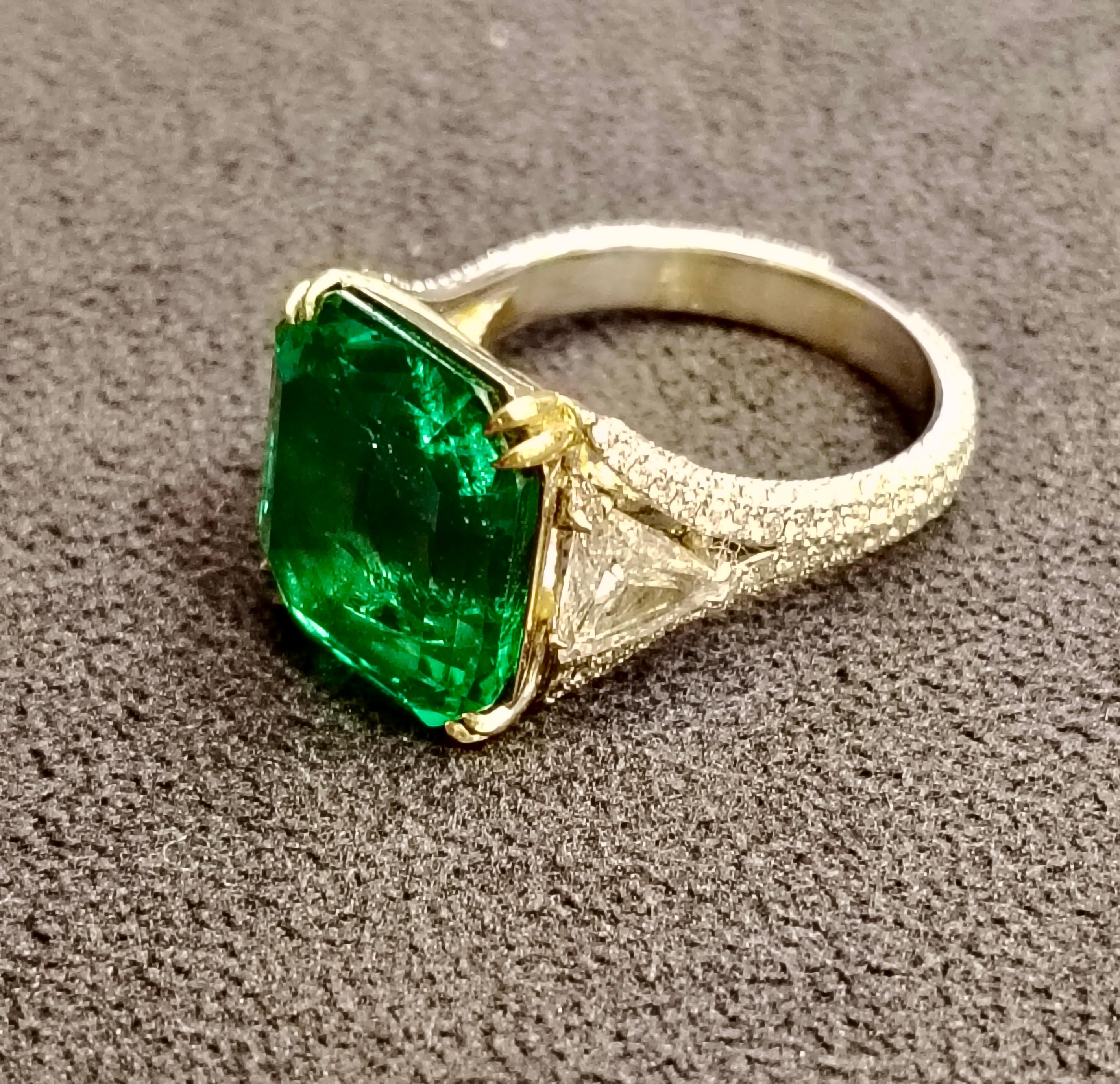 Muzo Colombian insignificant old Mine cut 9.47 carat emerald ring For Sale 1