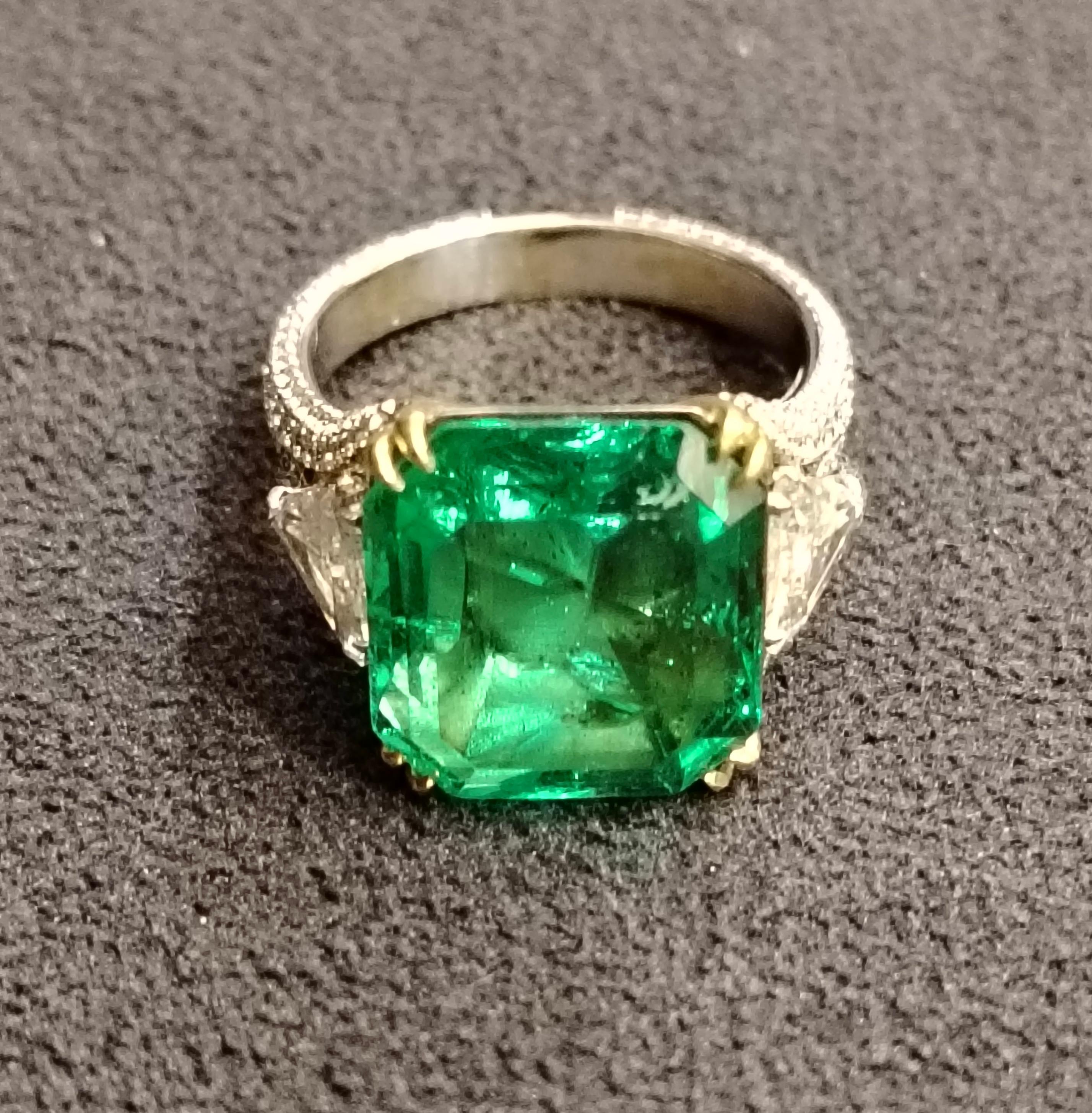 Muzo Colombian insignificant old Mine cut 9.47 carat emerald ring For Sale 2