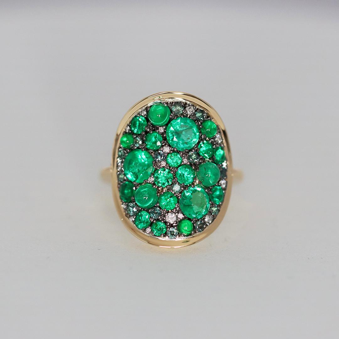 Discover the beauty and precision of Belgian craftsmanship in this Muzo Colombian Emerald, Colorchanging Alexandrite and Diamond ring by jewellery designer 'Joke Quick'. 

At the heart of this ring, Created entirely by hand without any casting or