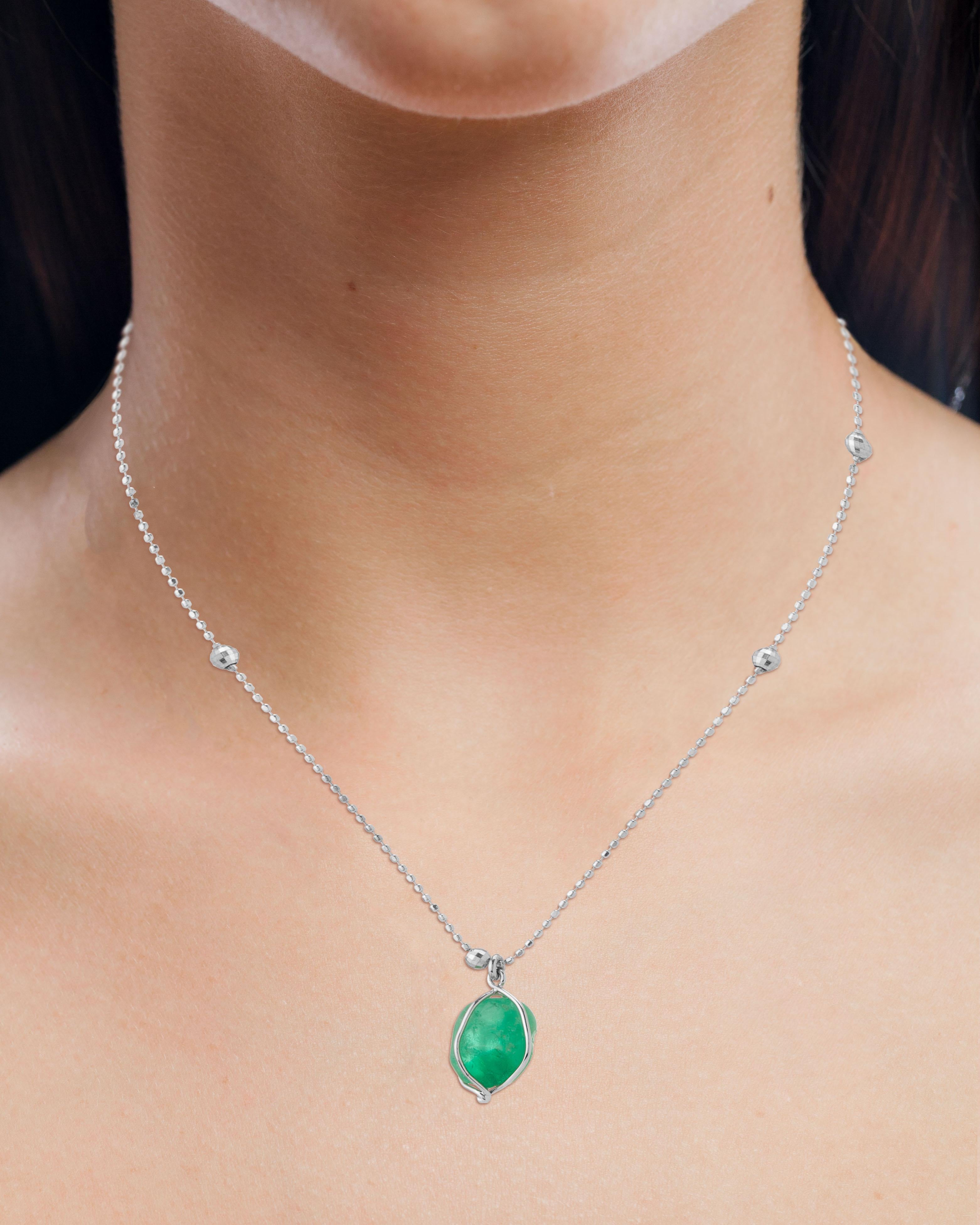 Muzo Emerald Colombia Heritage Chakana Pendant set with 4.31 carats Emerald

Chakana takes its name from the sacred and mysterious Inca cross, representing three worlds – 1) stars, heavens and gods, 2) the earthly world and 3) the underworld –and a