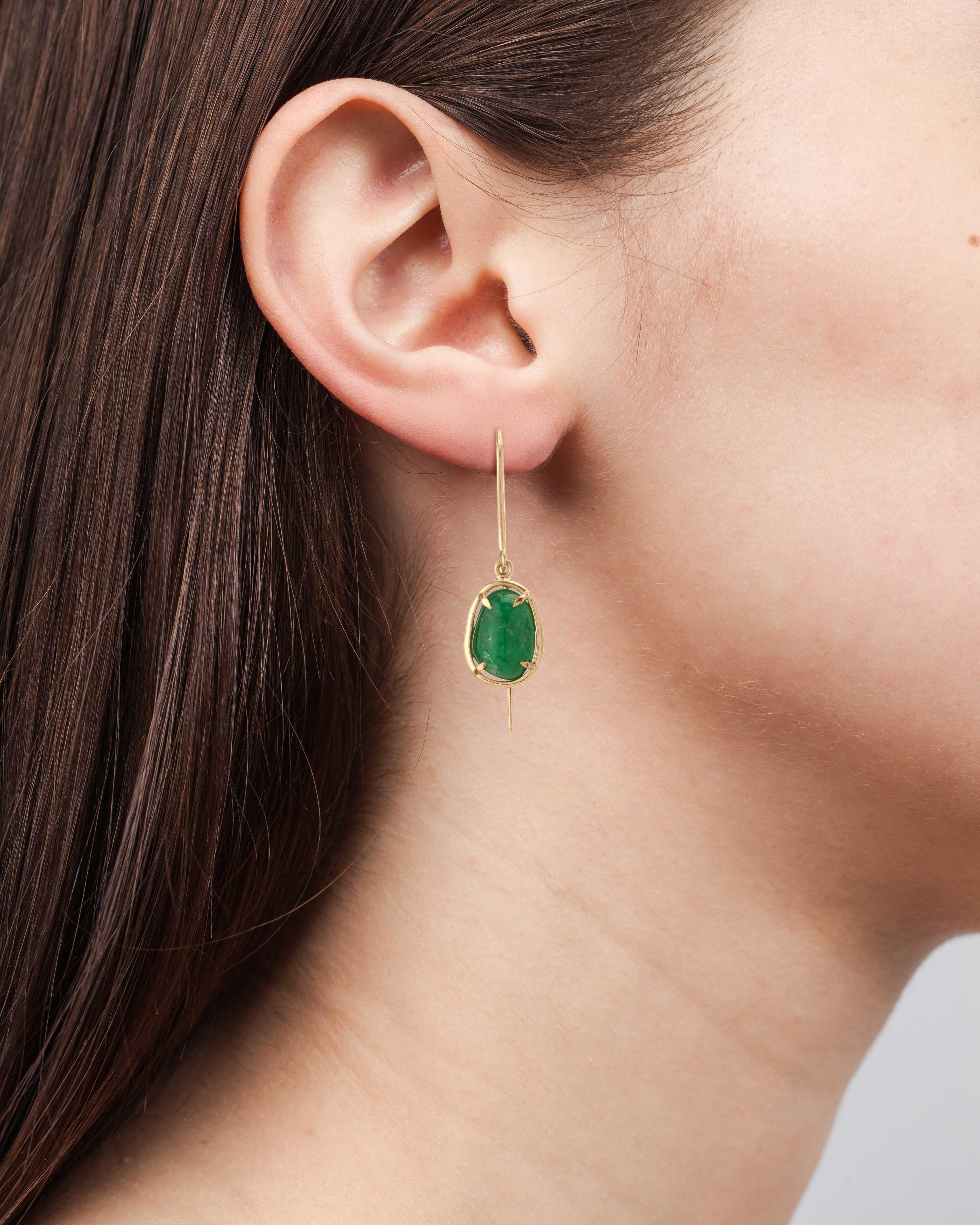 Muzo Emerald Colombia Emerald 18K Yellow Gold Dangle Earrings In New Condition In New York, NY