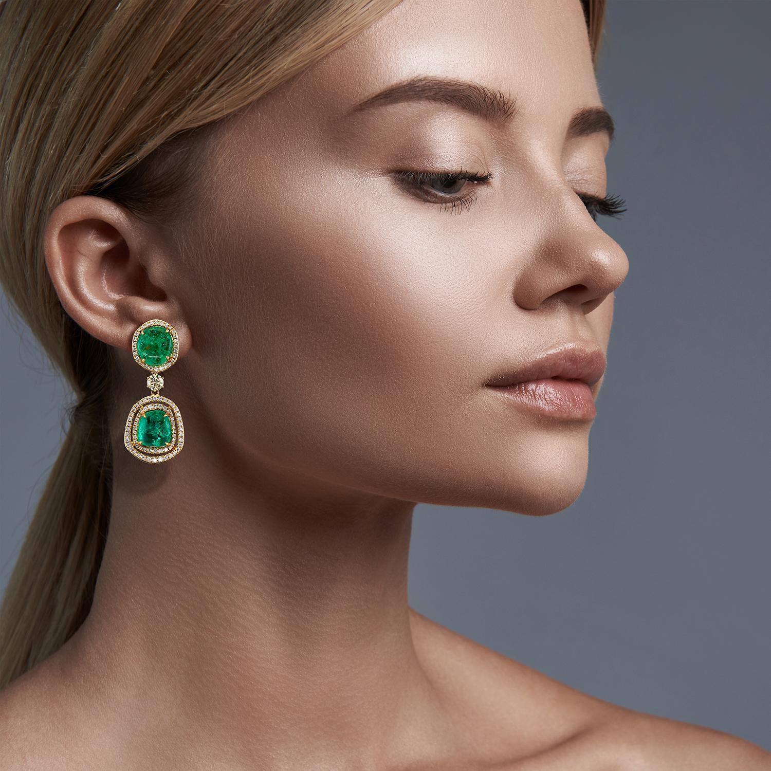 Muzo Emerald Colombia Heritage Verity Earrings set with 45.81 carats Emerald

Verity is a tribute to the trade between the Spaniards and Indian Maharajahs, two unique cultures that share a passion for gilded treasures and precious emerald gemstones.
