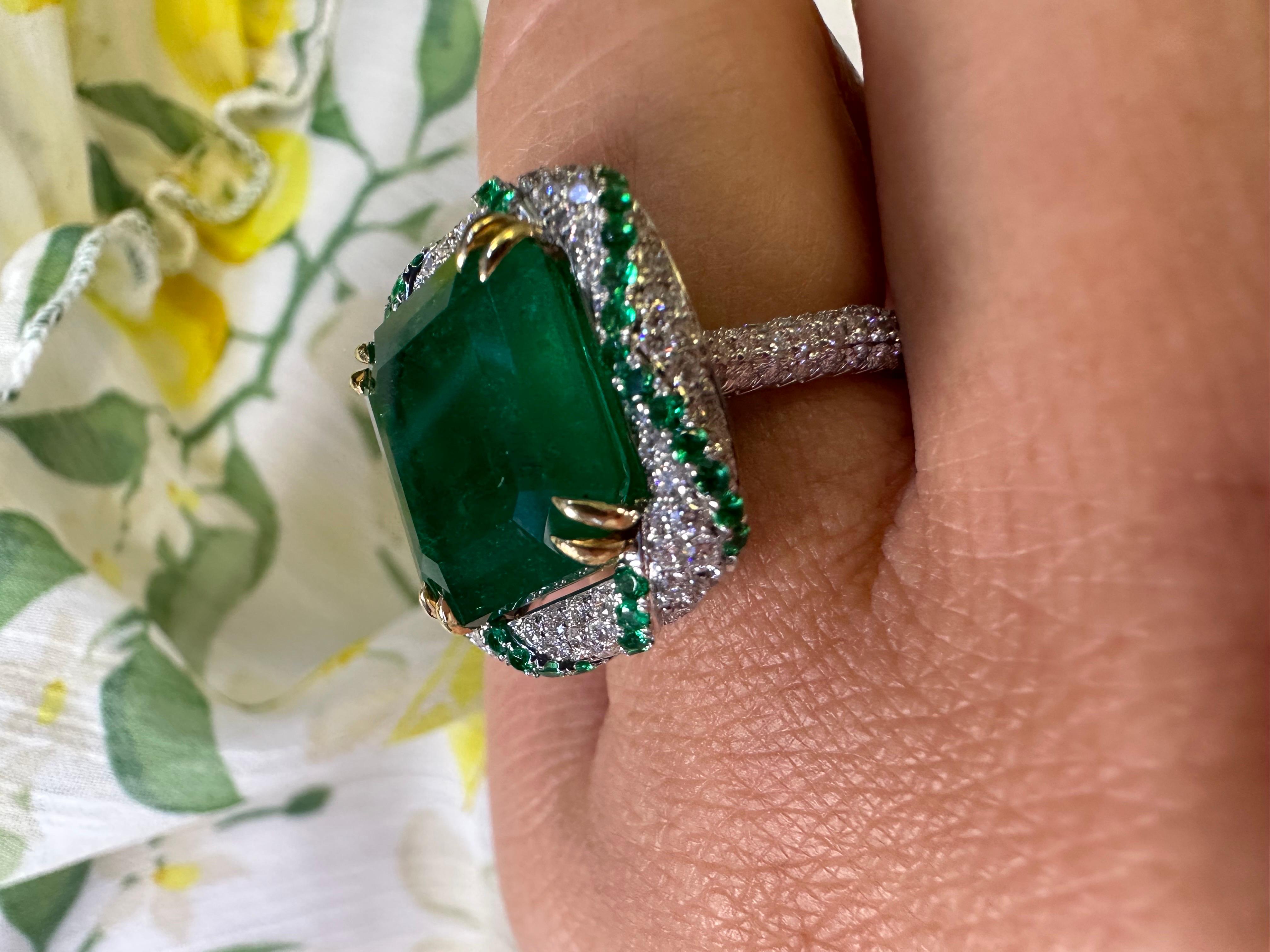 Muzo Emerald diamond ring 18KT RARE GRS certified Muzo green In New Condition For Sale In Boca Raton, FL