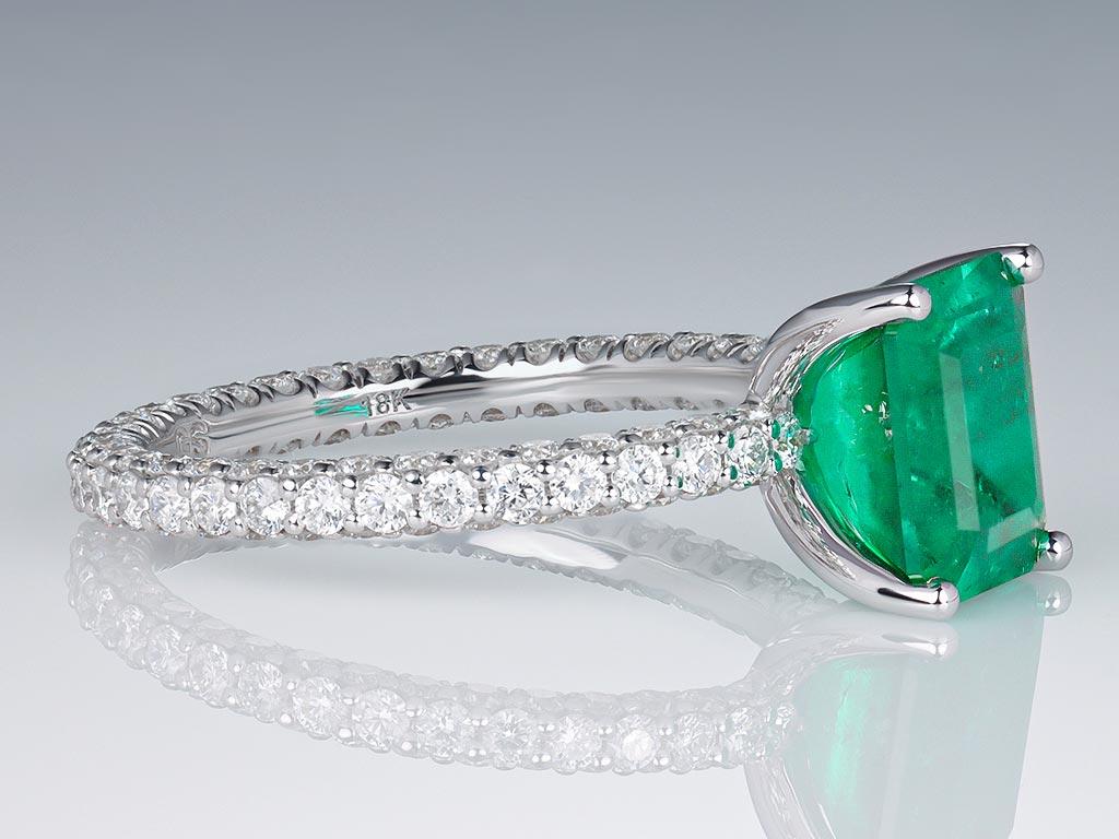 Neoclassical Muzo Green Colombian Emerald 2.19 ct Ring with Diamonds in 18K white gold For Sale