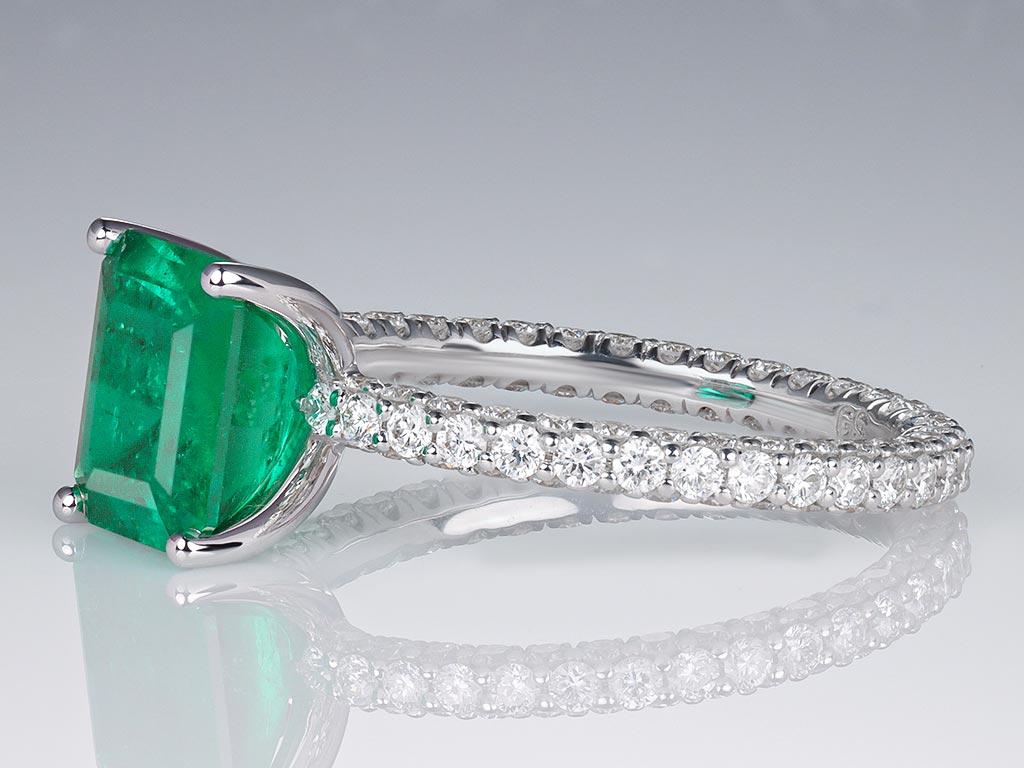 Neoclassical Muzo Green Colombian Emerald 2.19 ct Ring with Diamonds in 18K white gold For Sale