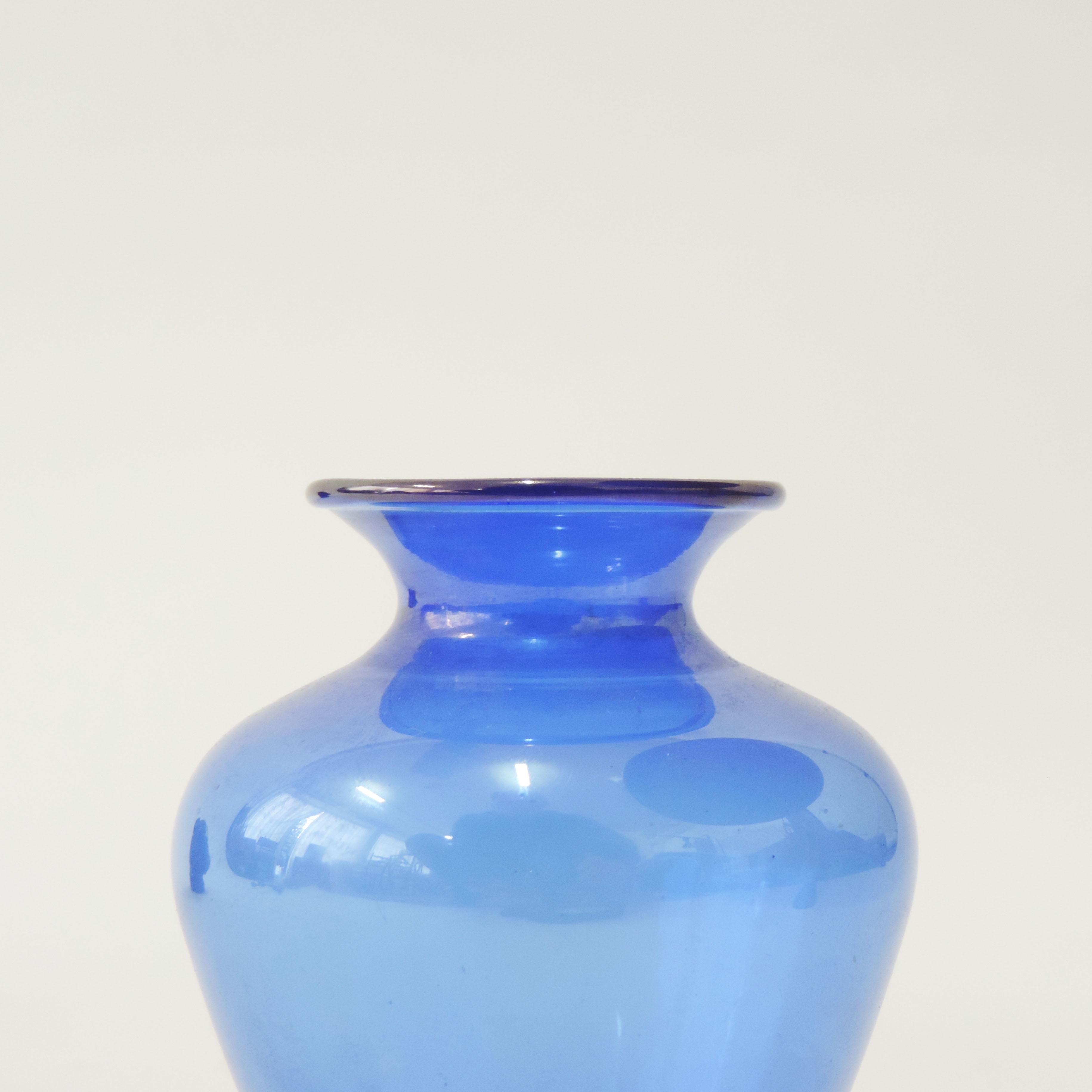 M.V.M Cappellin Vase en verre de Murano Modèle n° 5383 en bleu, Italie, années 1920
Signé MVM Cappellin Murano.