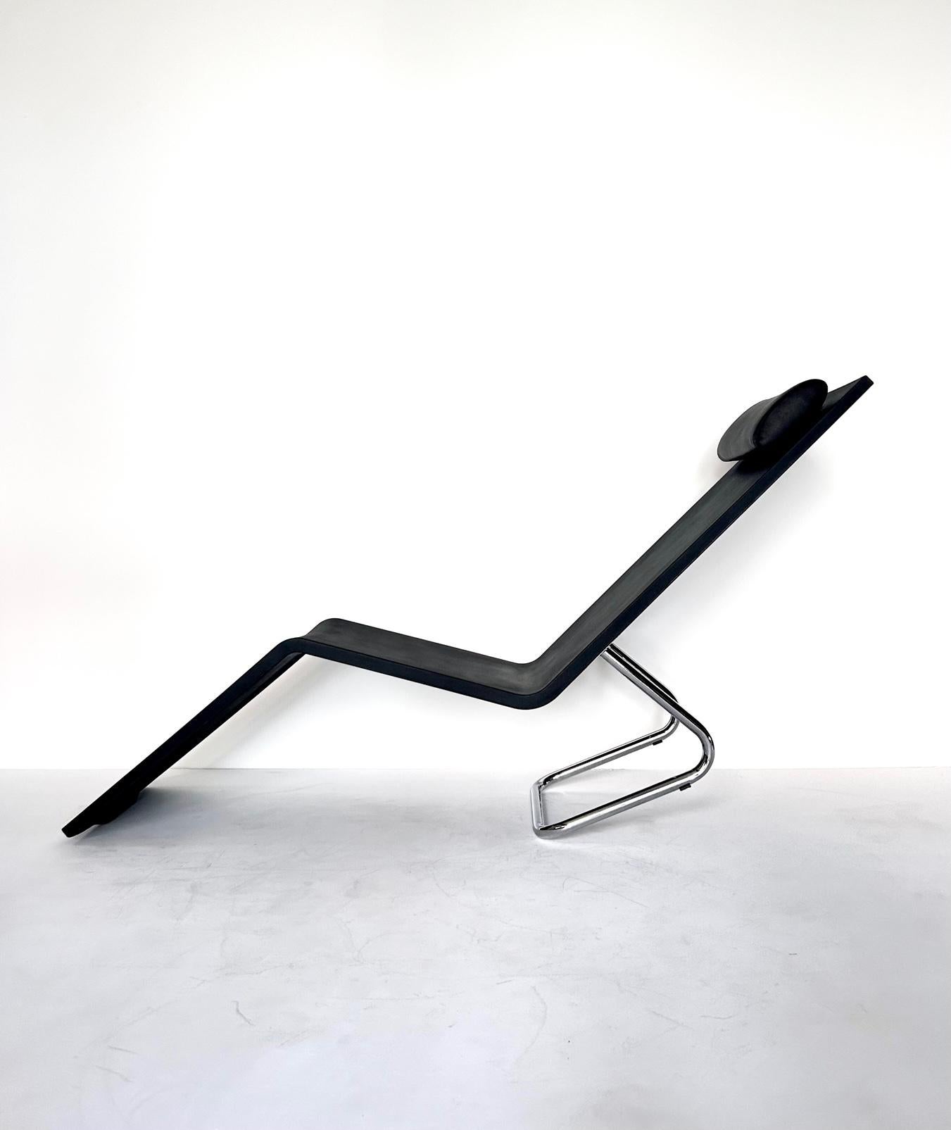 Minimalist MVS lounge chair by Maarten Van Severen for Vitra, 1990s

The MVS lounge chair was designed by Maarten Van Severen in polyurethane.

An ingenious frame allowing a switch between sitting and lying position.

Brown leather pillow. This