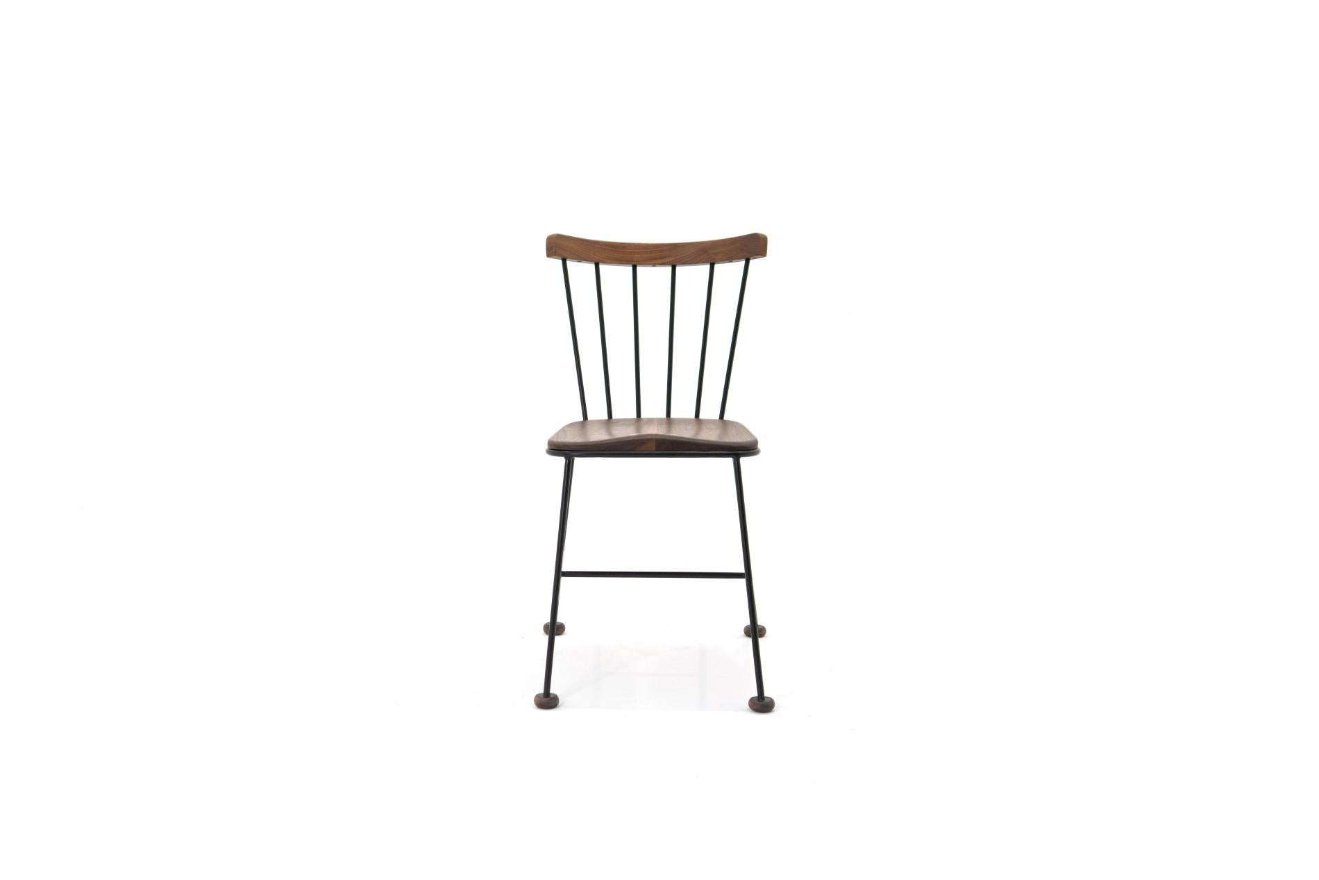 Una sedia in stile retrò caratterizzata da un sedile ergonomico in legno incassato in una struttura in acciaio piegata a mano con schienale in Wood. Può essere utilizzata come sedia da pranzo, sedia da ufficio o poltrona. 

Questo pezzo