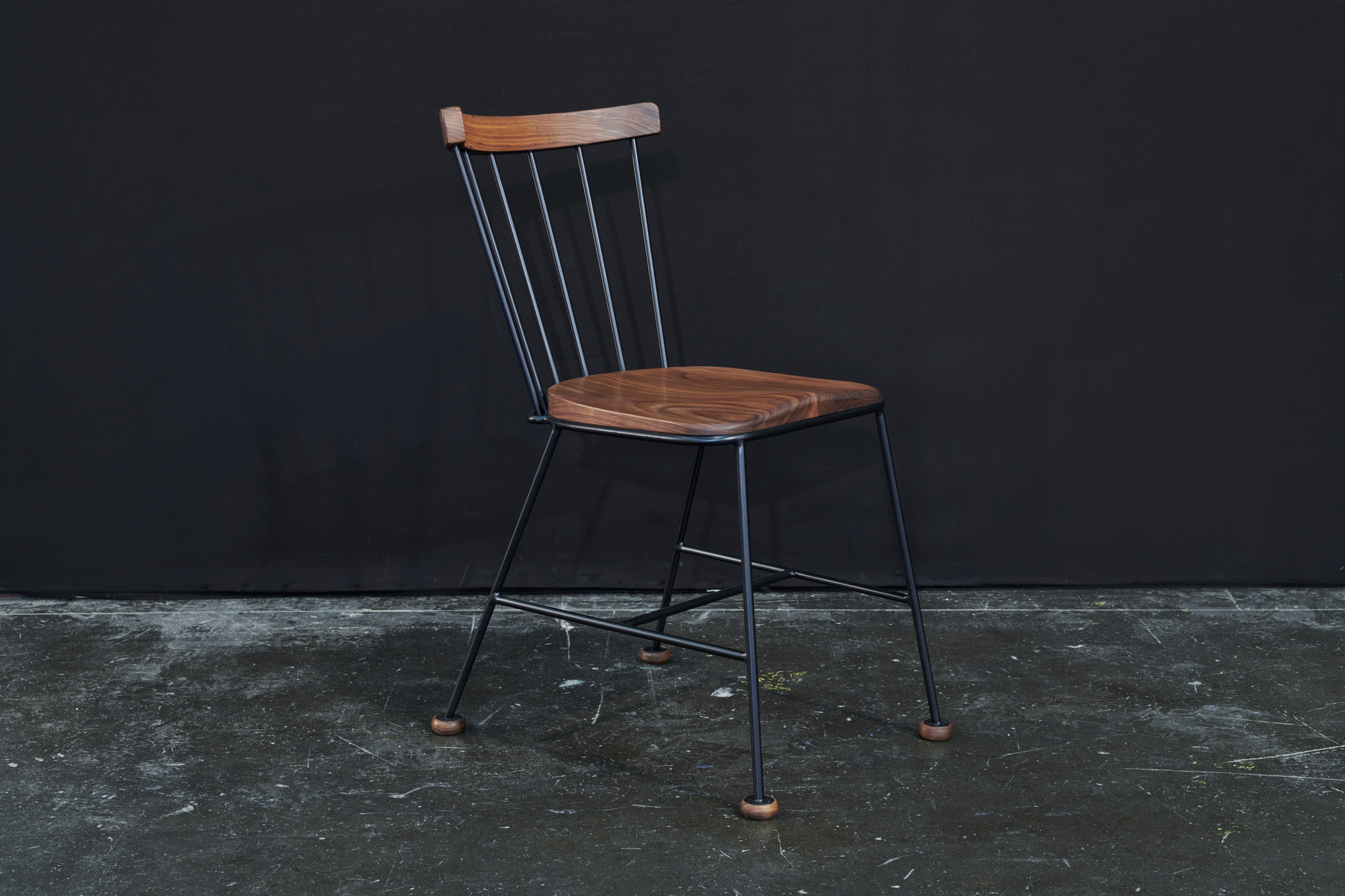 Silla Mw 01 Silla de inspiración retro en madera de nogal perfilada y estructura de acero macizo Acero en venta