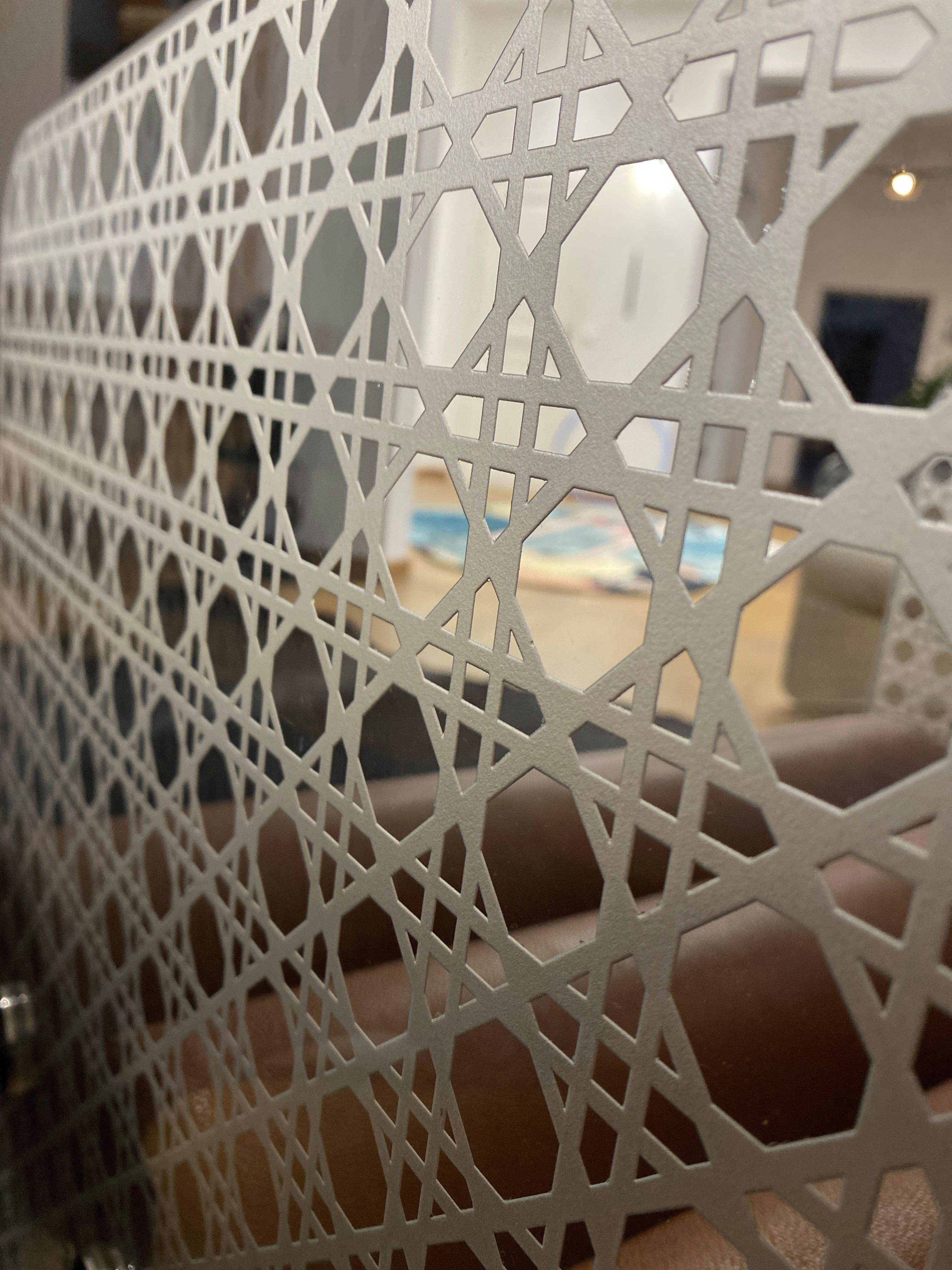 French MW01 armchair in Art Deco style, with engraved and sandblasted glass panels For Sale