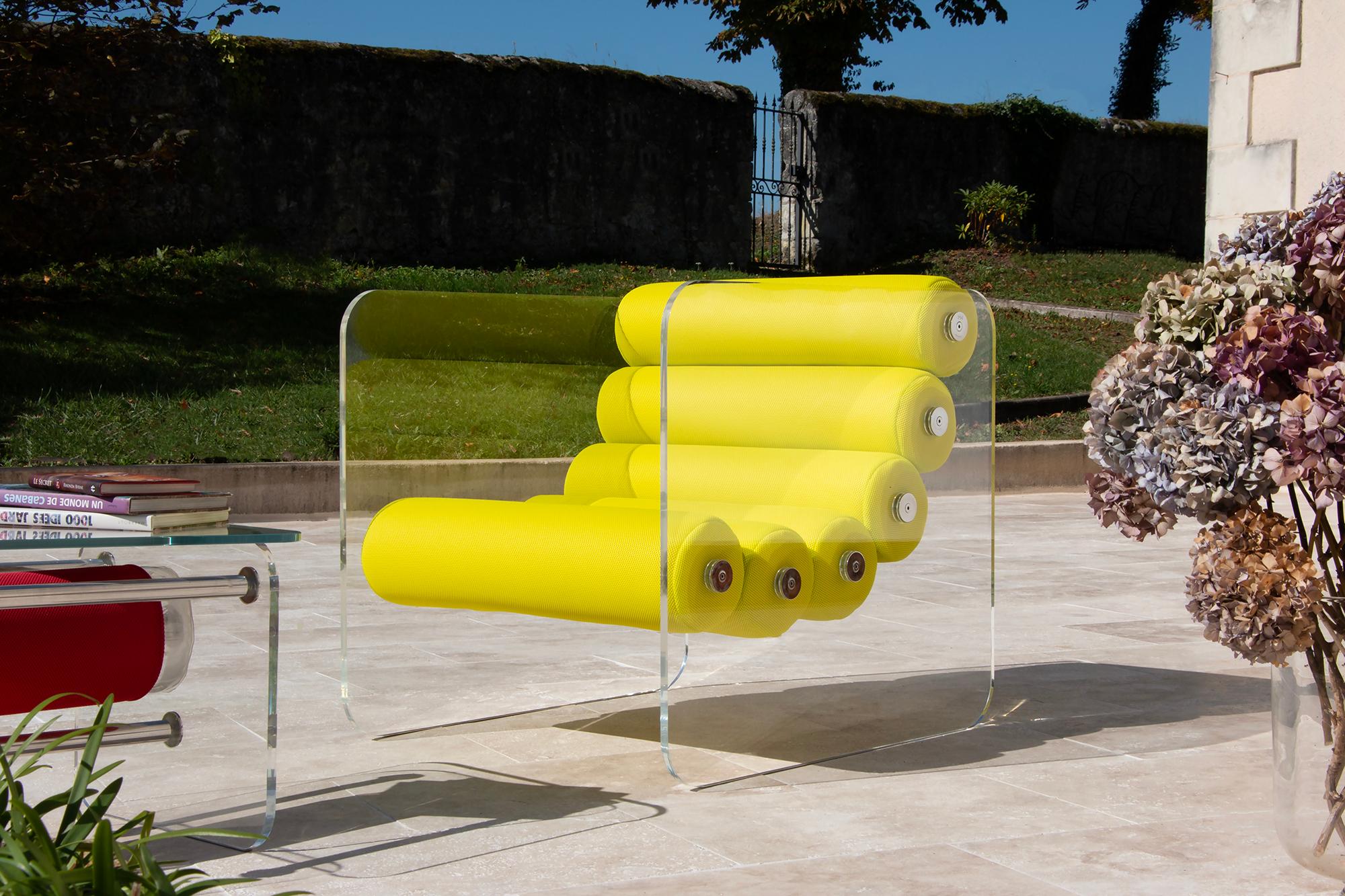 Poltrona MW02 - Una miscela visionaria di trasparenza e comfort  

Disegnata da Olivier Santini e realizzata a mano in Francia, la poltrona MW02 ridefinisce l'eleganza contemporanea grazie alla sua struttura innovativa e all'estetica audace.