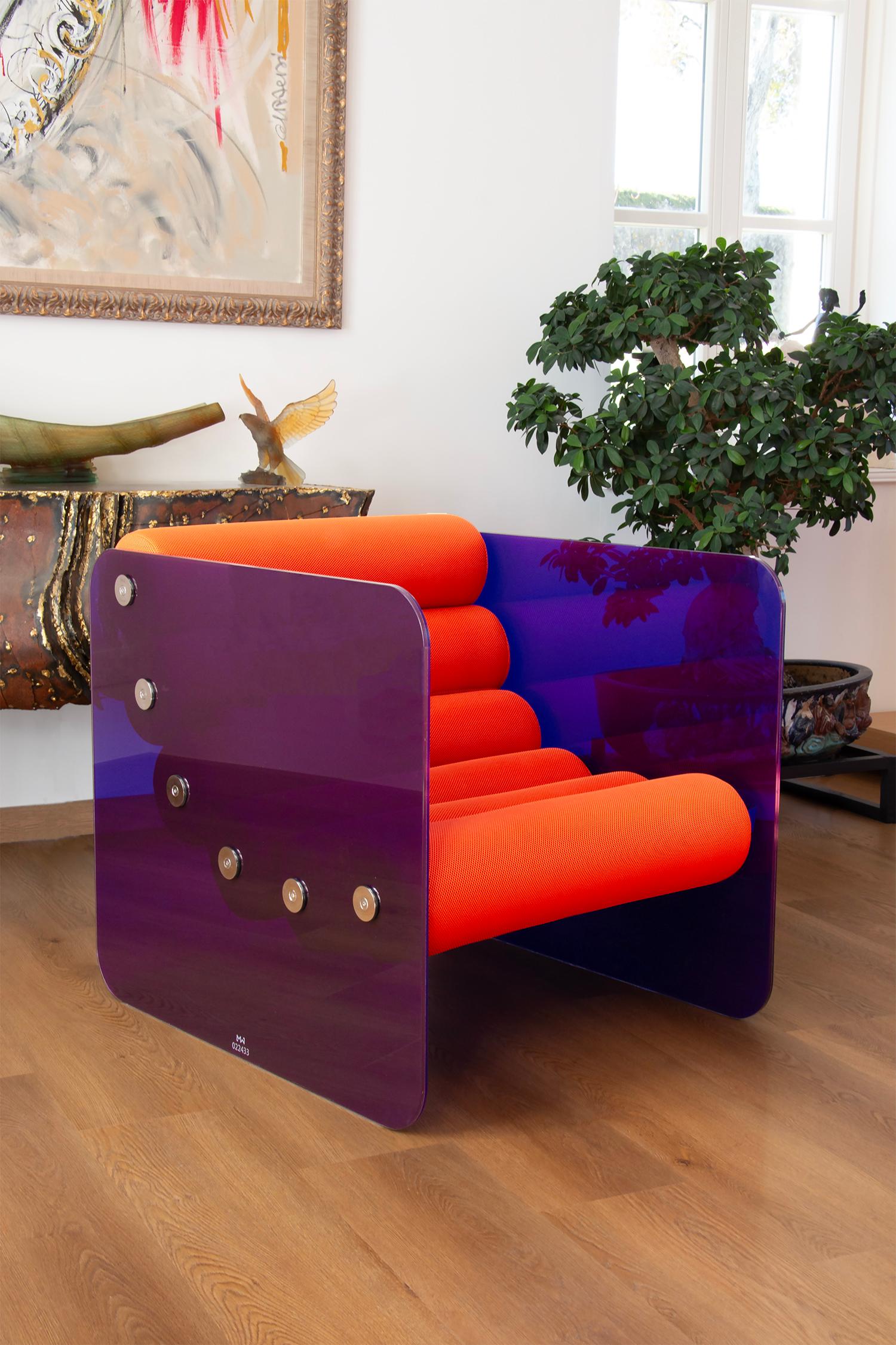 POP : Le fauteuil design des années 70  

Avec ses panneaux en verre trempé mauve et ses coussins en mousse 3D orange recouverts de tissu, le fauteuil POP incarne l'esprit vibrant et audacieux des années 70. Mêlant design rétro et modernité, il