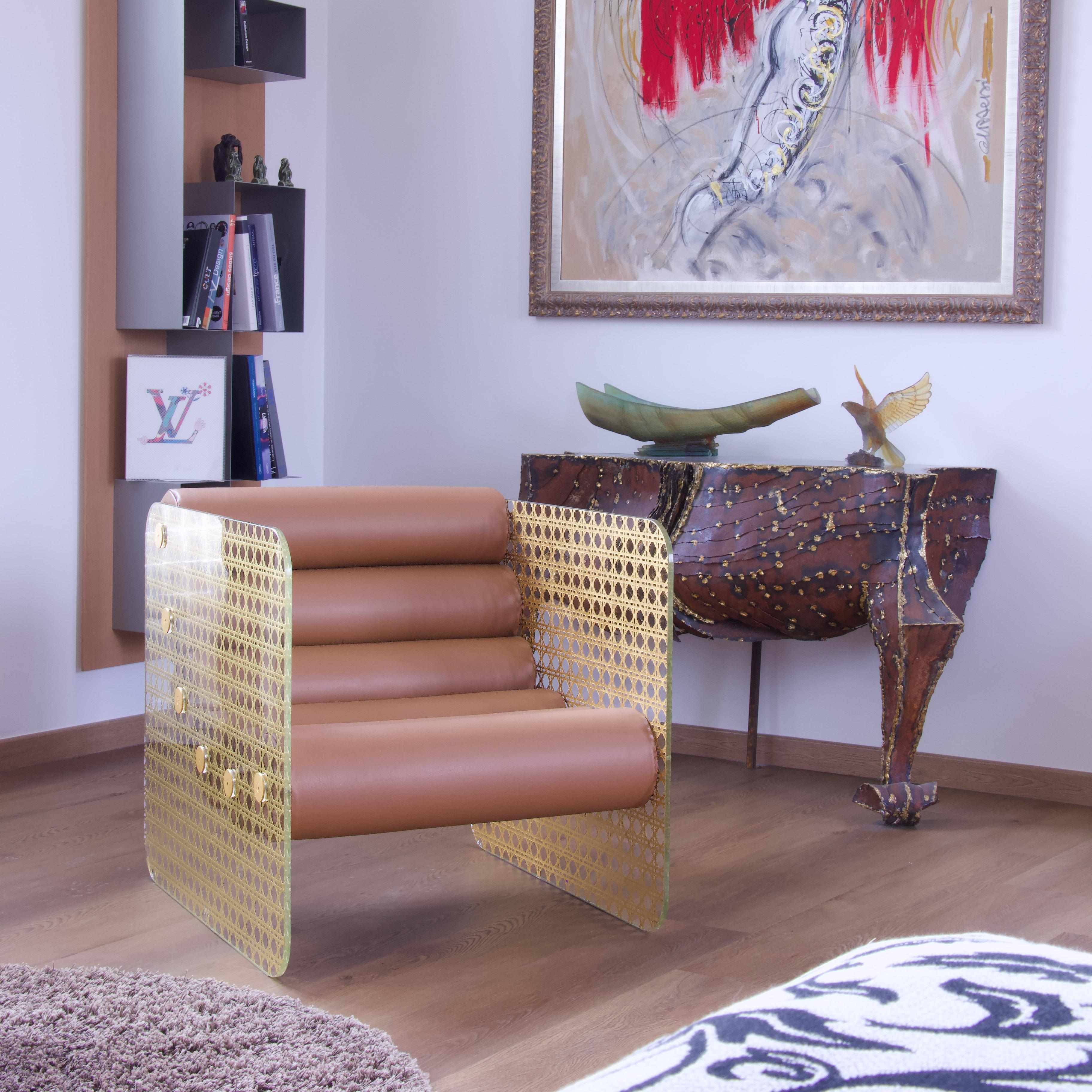 **Fauteuil luxueux fabriqué à la main - Verre gravé et sablé avec motif de canne en feuille d'or et assise en cuir Nappa**.  

Véritable déclaration d'élégance et de savoir-faire, ce fauteuil exceptionnel allie harmonieusement design artistique et
