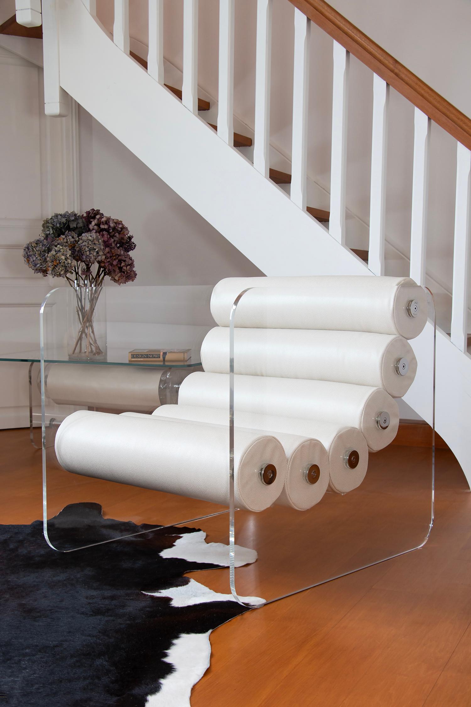 Der Sessel MW02 hebt das Möbeldesign auf eine künstlerische Ebene und wertet jeden Raum auf, den er einnimmt. Die extrem widerstandsfähigen Scheiben aus gehärtetem Glas sind sorgfältig signiert und nummeriert, um Authentizität und Exklusivität zu