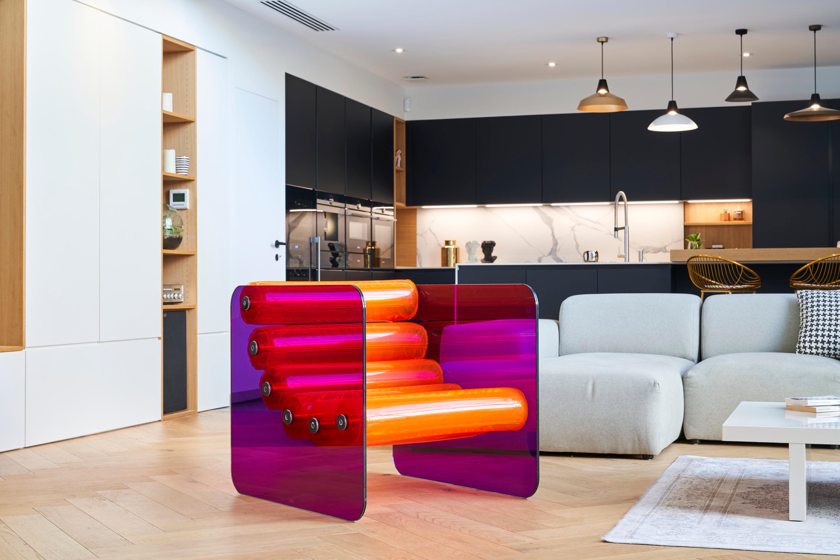 POP - Une icône du design des années 70

Le fauteuil POP est une pièce en édition limitée à seulement 10 exemplaires, mêlant un design rétro audacieux à une modernité de pointe. Conçu par Olivier Santini, lauréat des Paris Design Awards et des DNA