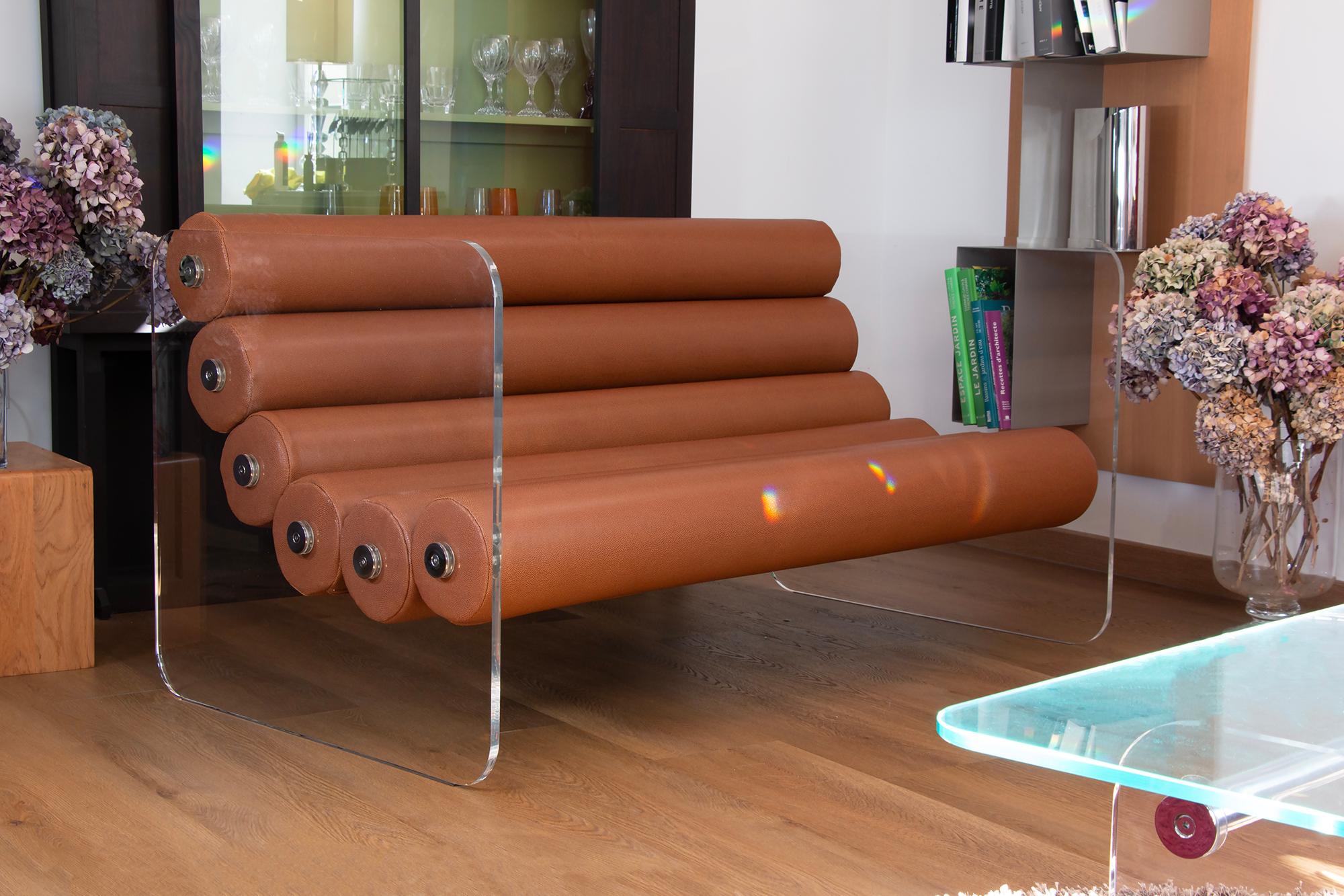 Transforming furniture design into true art, the MW02 sofa enhances any space it inhabits. Available with glass panels for indoor use or ultra-resistant PMMA (altuglass) panels for both indoor and outdoor environments, it offers unmatched