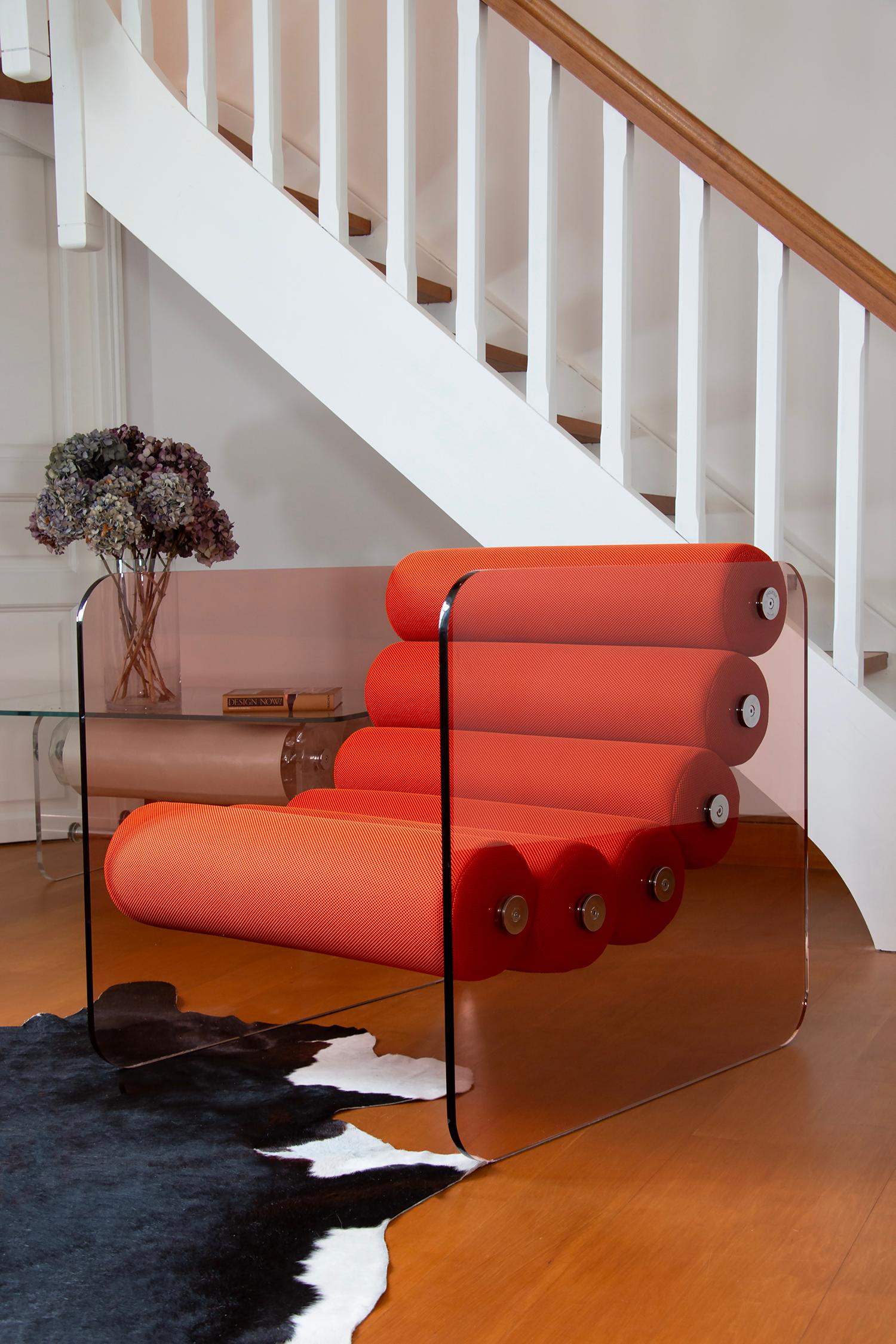 Sillón MW02 - Una mezcla visionaria de transparencia y comodidad  

Diseñado por Olivier Santini y fabricado a mano en Francia, el sillón MW02 redefine la elegancia contemporánea gracias a su estructura innovadora y su estética atrevida. Producida