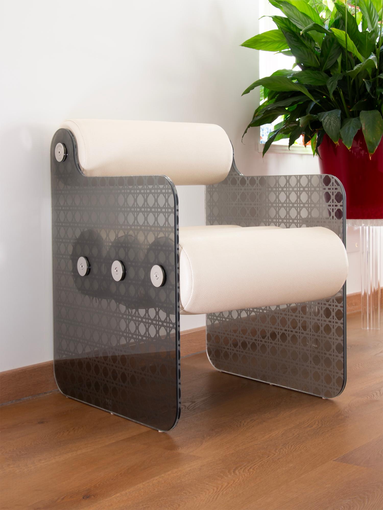 The MW04 chair combines sophistication and bold design, transforming any space into a work of art. Crafted with smoked glass panels, engraved and sandblasted with the iconic cannage pattern, it embodies modern elegance with a subtle vintage touch.