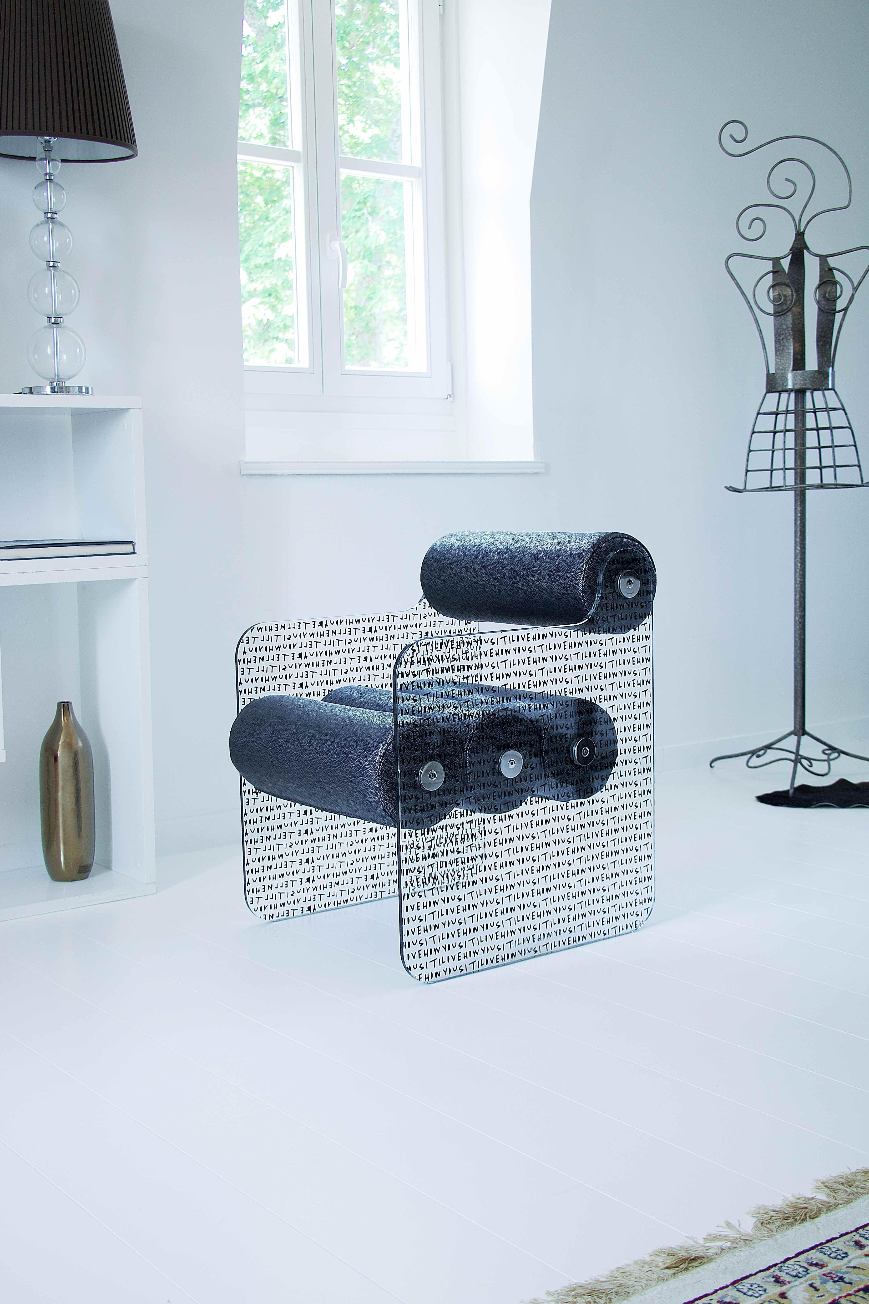 J'ADORE - Une fusion unique d'art et de design  

Conçue par Olivier Santini en Collaboration avec l'artiste américaine Leah Kirsch, la chaise J'ADORE transcende la frontière entre le mobilier et l'expression artistique. Produite en édition limitée