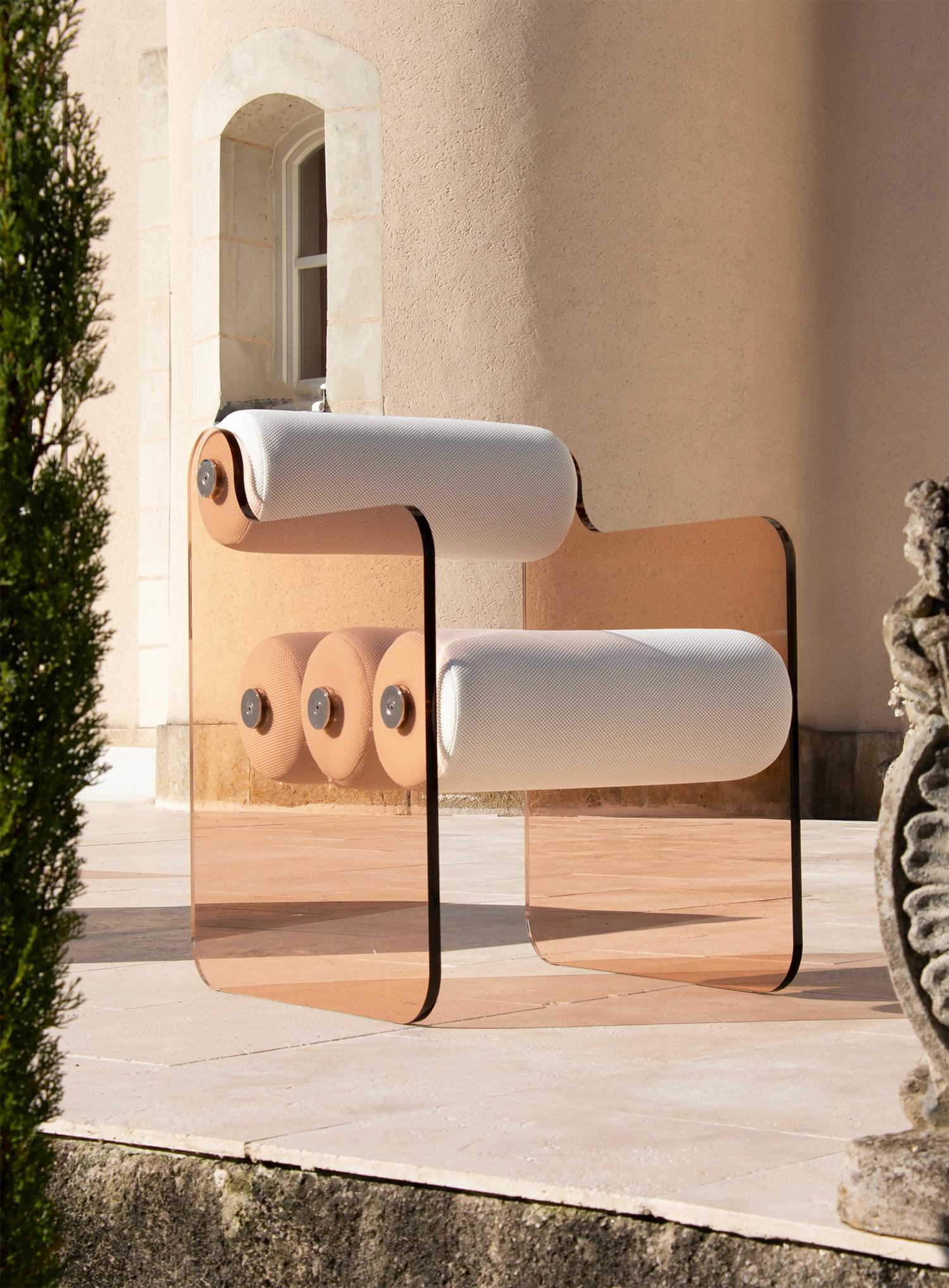 Sedia MW04: Design elegante e versatile
La sedia MW04, con i suoi pannelli in PMMA color bronzo e la seduta in schiuma a celle aperte rivestita in tessuto 3D o pelle vegana, combina eleganza e funzionalità. Adatta sia all'interno che all'esterno,