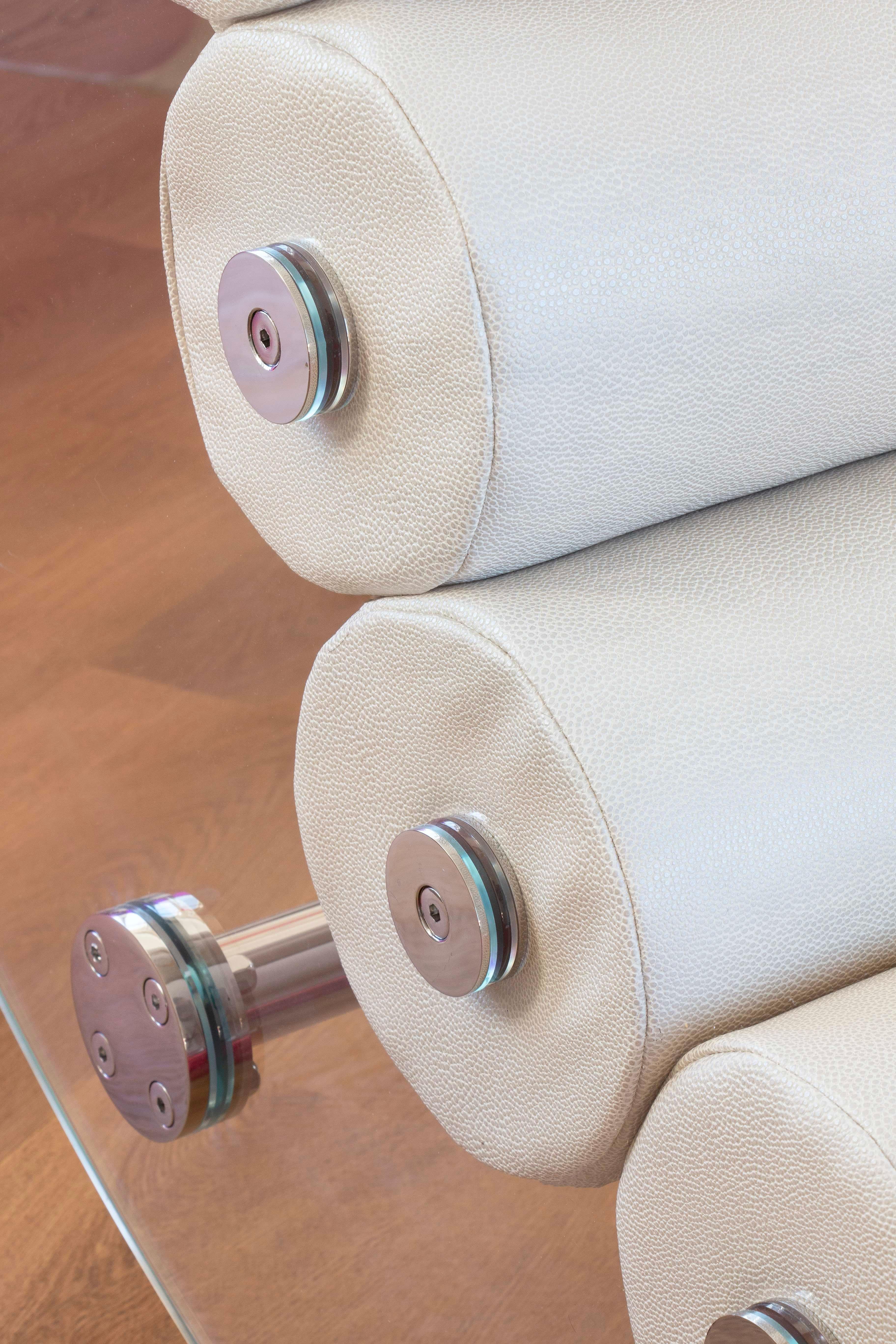 Français Fauteuil MW05 de style moderne pour une utilisation extérieure avec des panneaux transparents. en vente