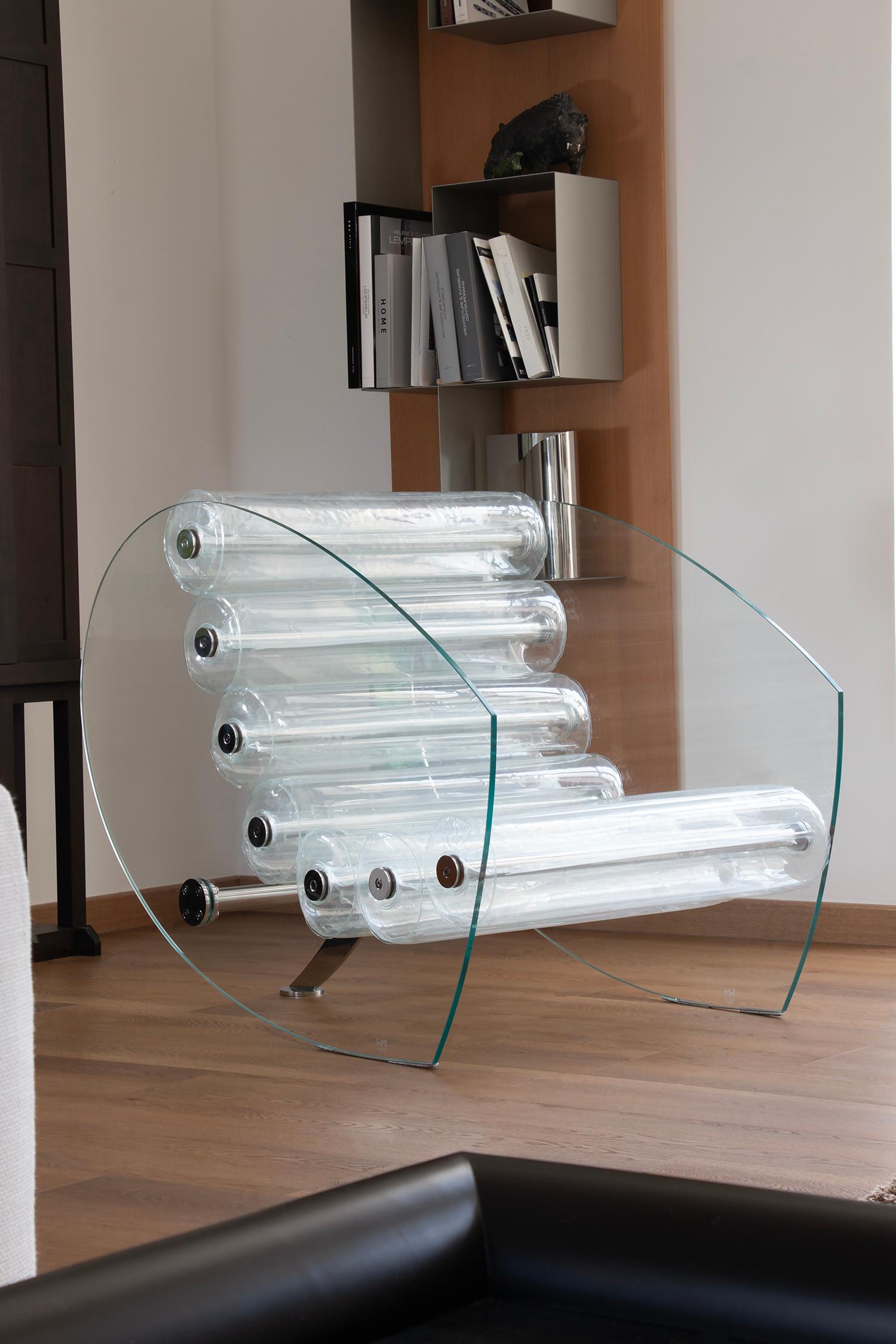 MW05: Un excepcional sillón totalmente transparente
Auténtica obra de arte, el sillón MW05 cautiva por su diseño puro y minimalista. Sus paneles de cristal templado, firmados y numerados, combinados con un asiento de TPU transparente, crean un