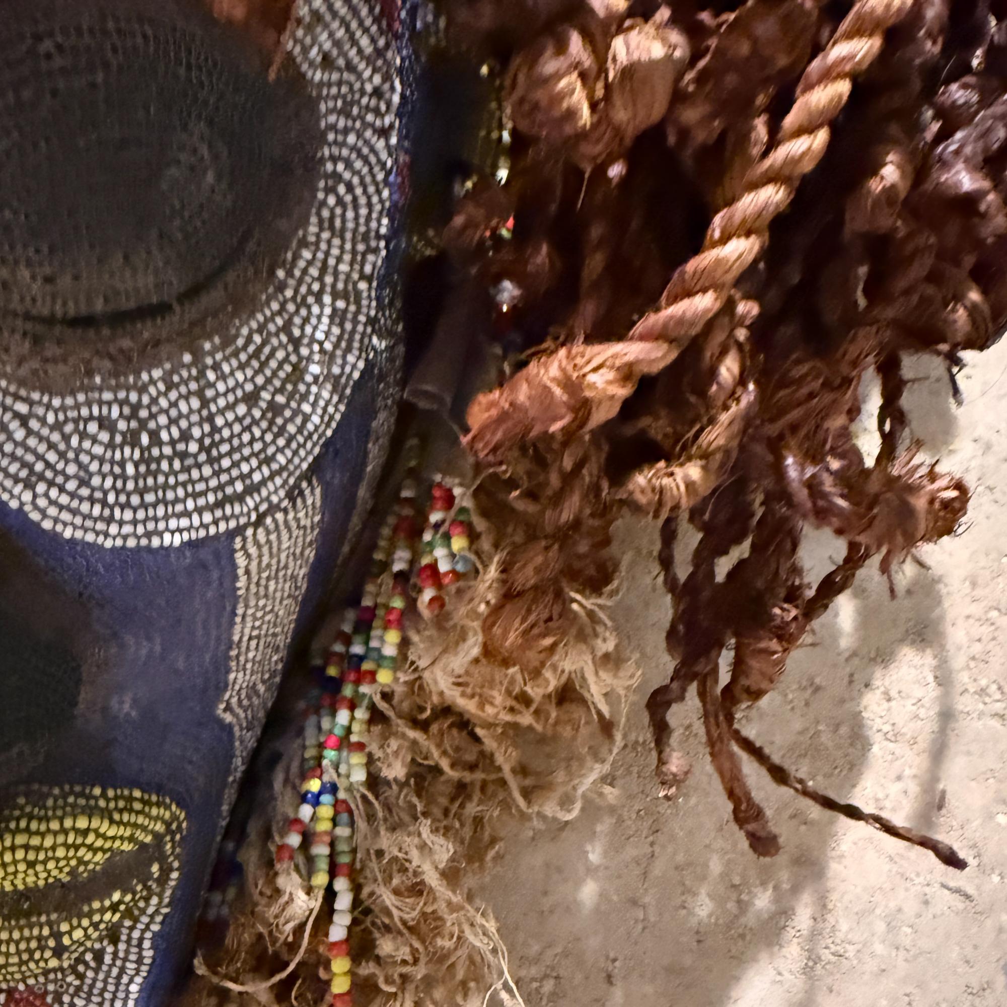 Mwana Pwo Maske Chokwe - Angola Afrikanische dekorative Wandkunst Skulptur im Angebot 3