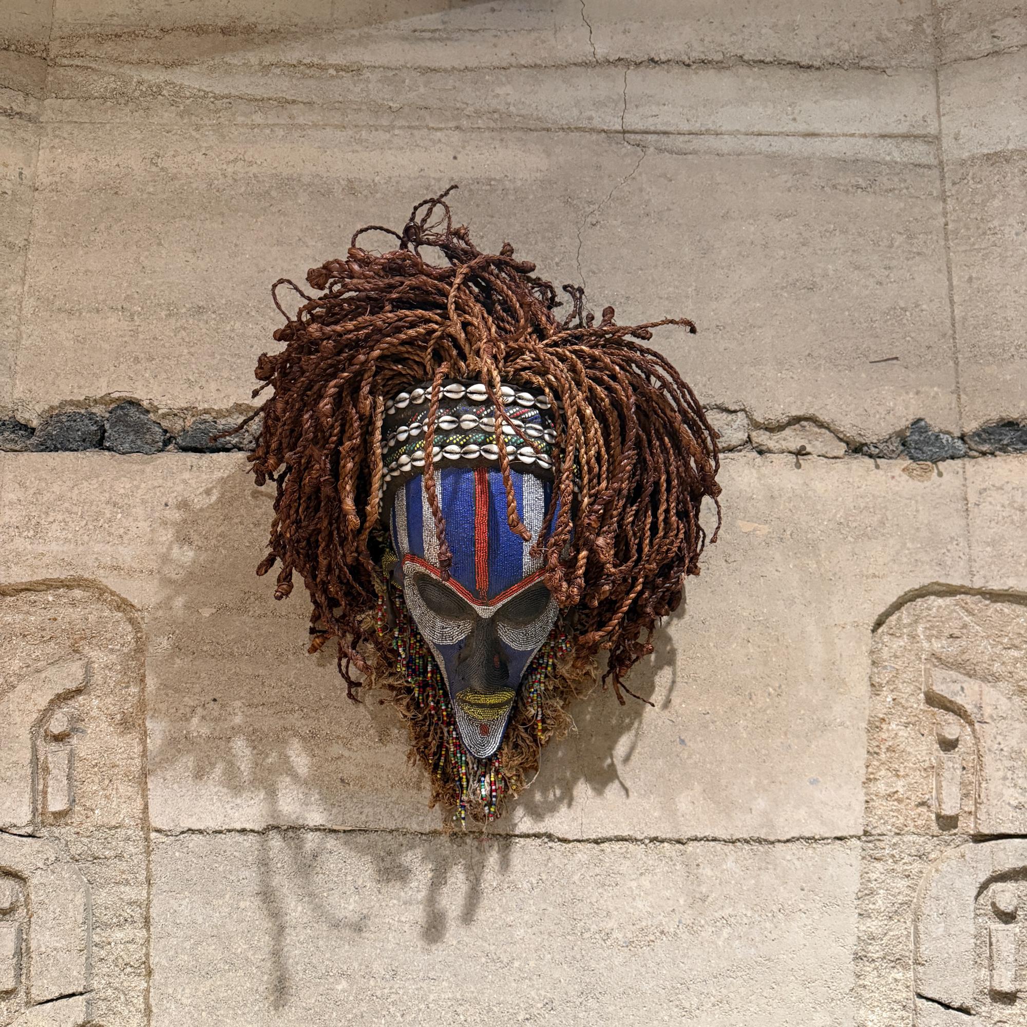 Für Ihre Betrachtung, ein Mwana Pwo Maske Chokwe - Angola afrikanische dekorative Wandkunst Skulptur. Schöne Handwerkskunst. Schöne originale unrestaurierte Patina.  Es gibt keine Informationen über den Hersteller oder das Produktionsjahr.