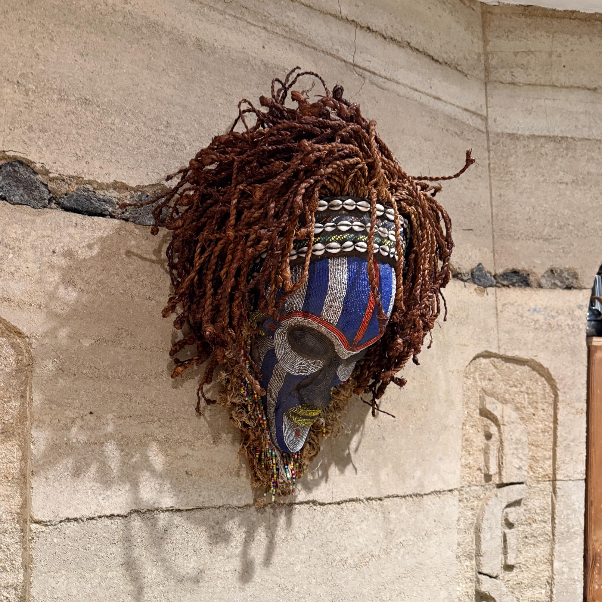 Mwana Pwo Maske Chokwe - Angola Afrikanische dekorative Wandkunst Skulptur (Volkskunst) im Angebot