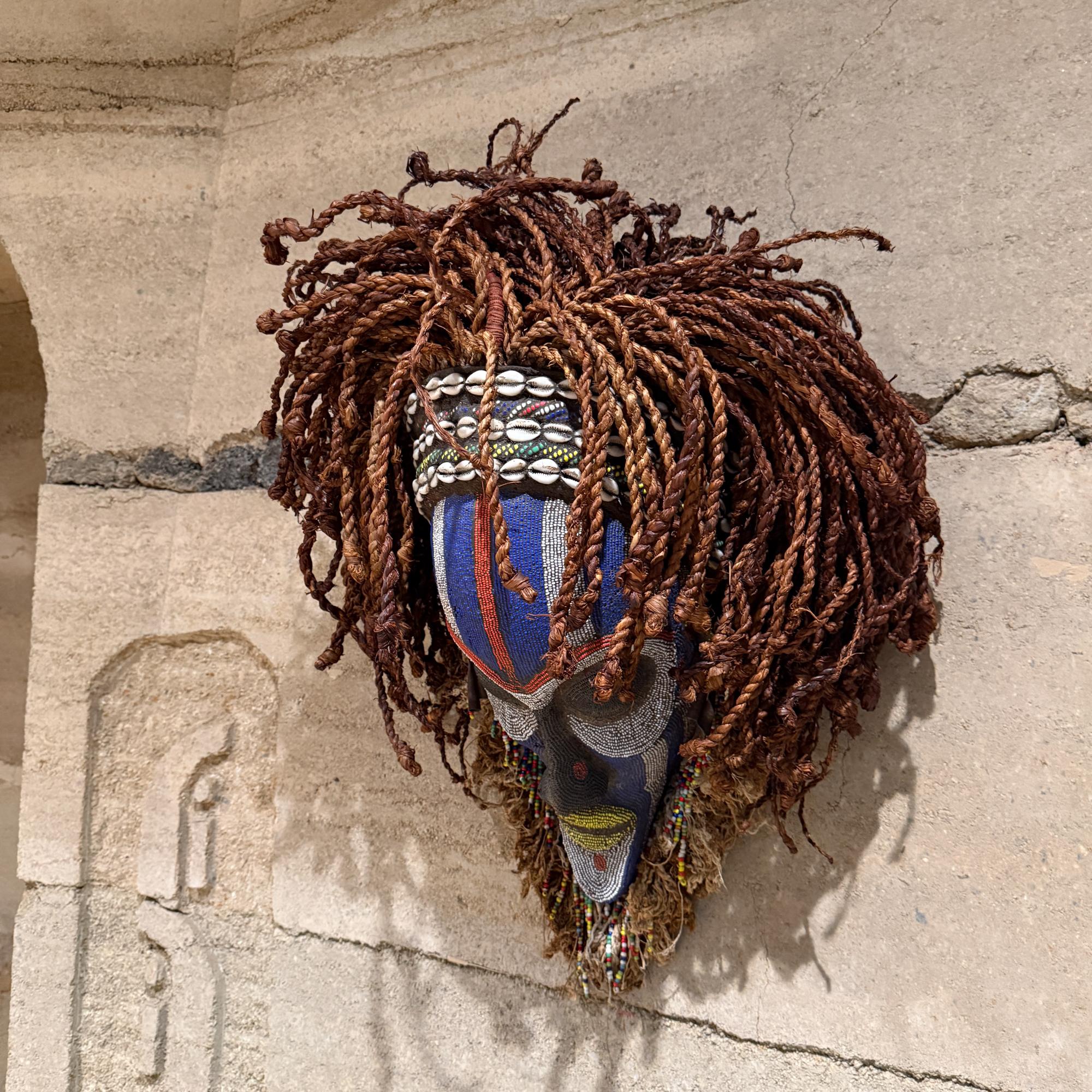 Mwana Pwo Maske Chokwe - Angola Afrikanische dekorative Wandkunst Skulptur (Angolanisch) im Angebot